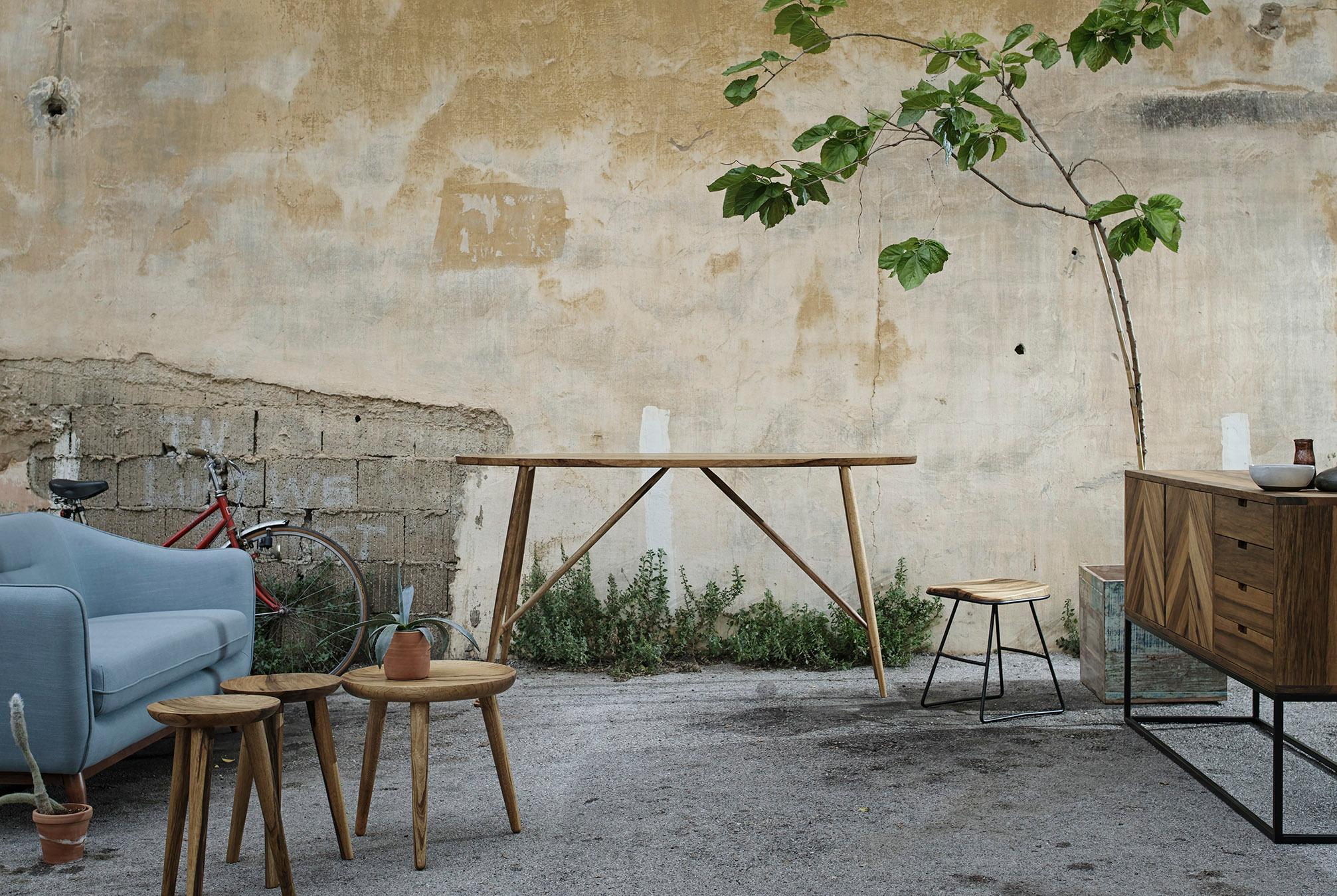 Taburete auxiliar Pug, asiento de madera maciza de nogal con estructura de acero curvada a mano en venta 1