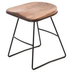 Tabouret d'appoint Pug, assise en noyer massif dans un cadre en acier plié à la main