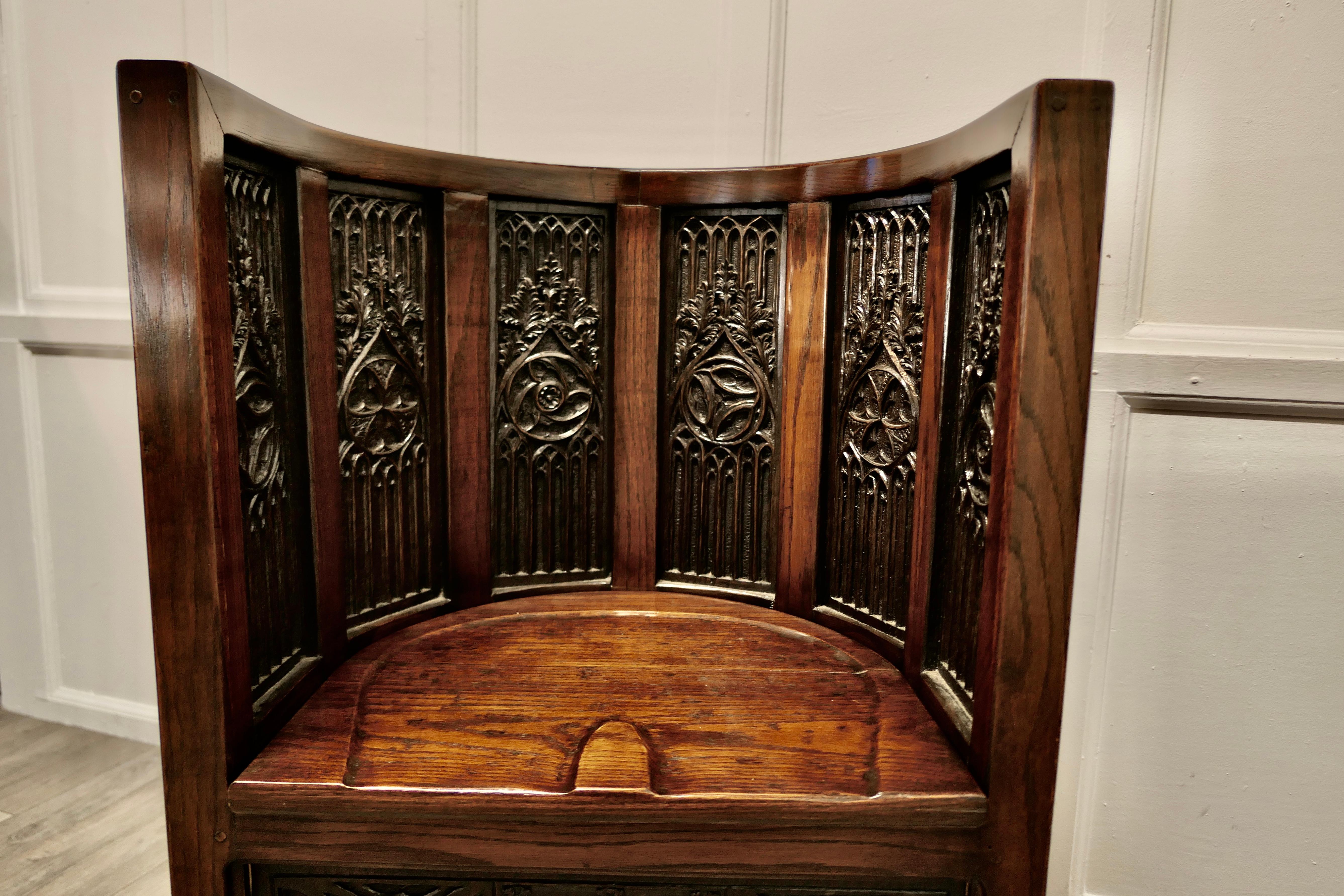 XIXe siècle Chaises d'entrée d'inspiration Pugin à dossier baril sculpté Arts and Crafts en vente