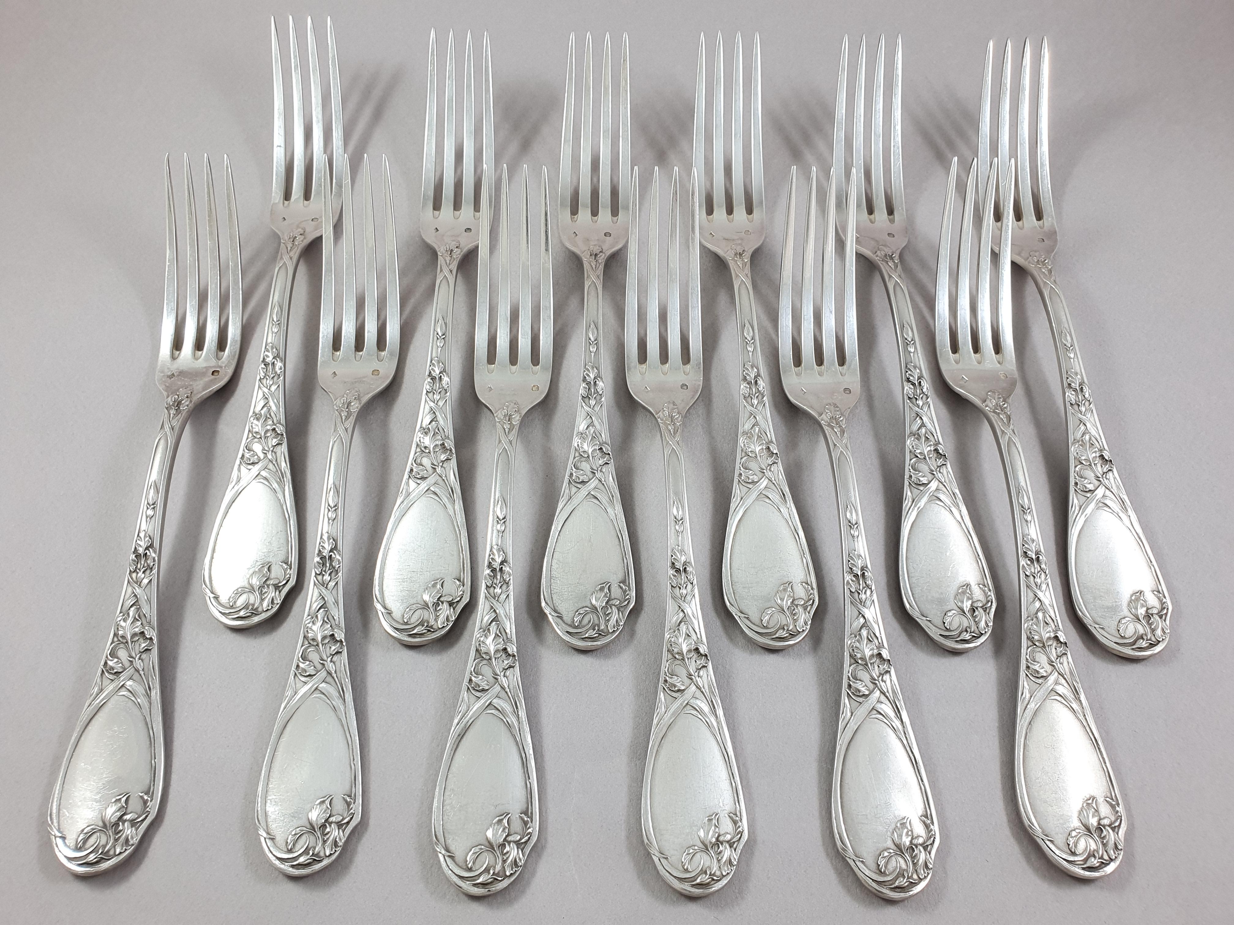 12 Sterling silver forks from the Art Nouveau period 

Iris model on both sides 

Hallmarked Minerva 1st title for 950/1000 purity silver
Silversmith: Puiforcat 

Length: 20.8 cm 
Weight: 1080 grams 

Good condition.