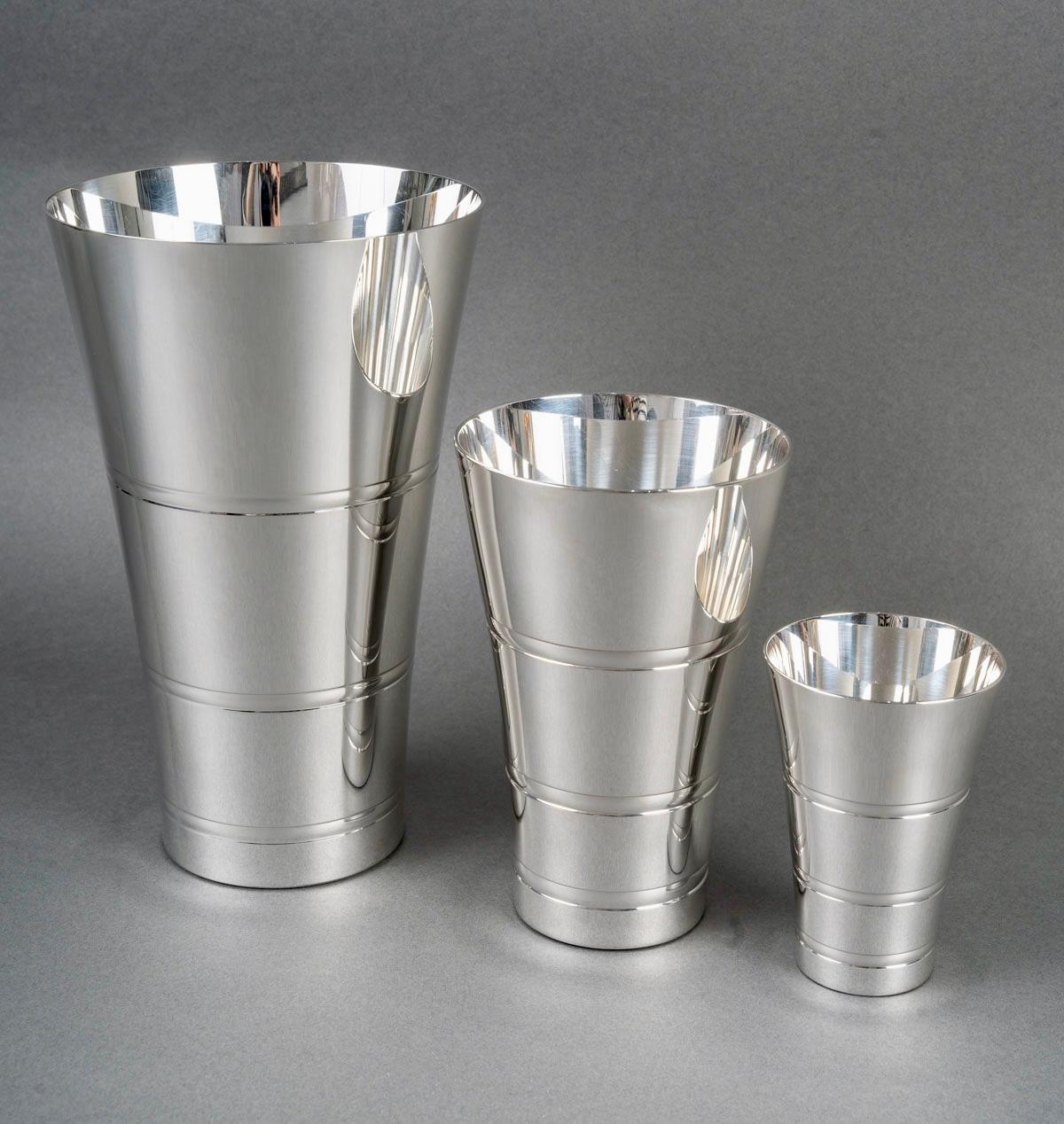 Set of 3 Art Deco Modernist Nesting Vases made in plated silver by Puiforcat.
Stamped and signed under each vase.

Perfect condition. Like new.

Height of the vases: 23.5 cm - 17 cm - 11 cm
Diameter at the neck of the vases: 14.5 cm - 11 cm - 7.5 cm