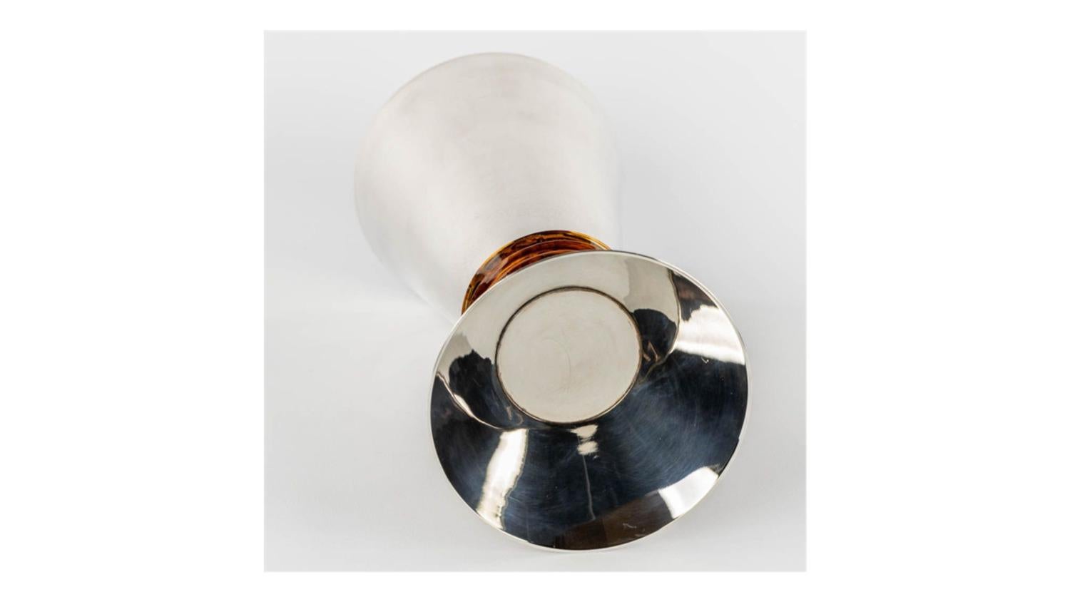 Vaso su piede svasato con base stretta form A da 4 anelli sovrapposti in cristallo ambrato con la collaborazione della St. Louis Crystal. 

Altezza 27 cm
Diametro 13 cm

Francia circa 1990