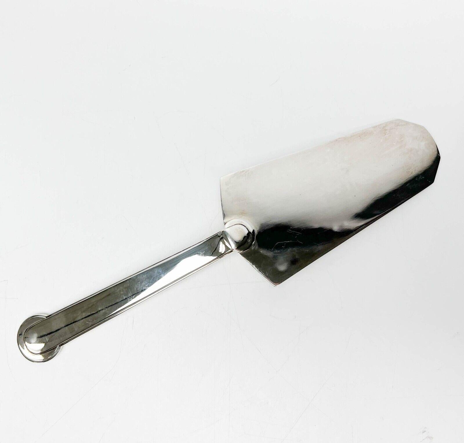 Jean Puiforcat France sterling silver cake or pastry serving knife in Annecy 1930. With Puiforcat cloth sleeve and box. Hallmarked for Puiforcat French silver hallmarks to the base of the blade. 

Additional Information: 
Type: Cake Knife 
Weight