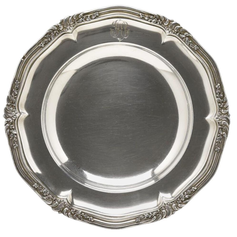 Very refined lunch set made by the French luxury silversmith Puiforcat. 
This gorgeous set in solid silver is composed of 18 plates with scalloped edges decorated with foliage. The plates are perfect to use as bread plates.
Set with French sterling