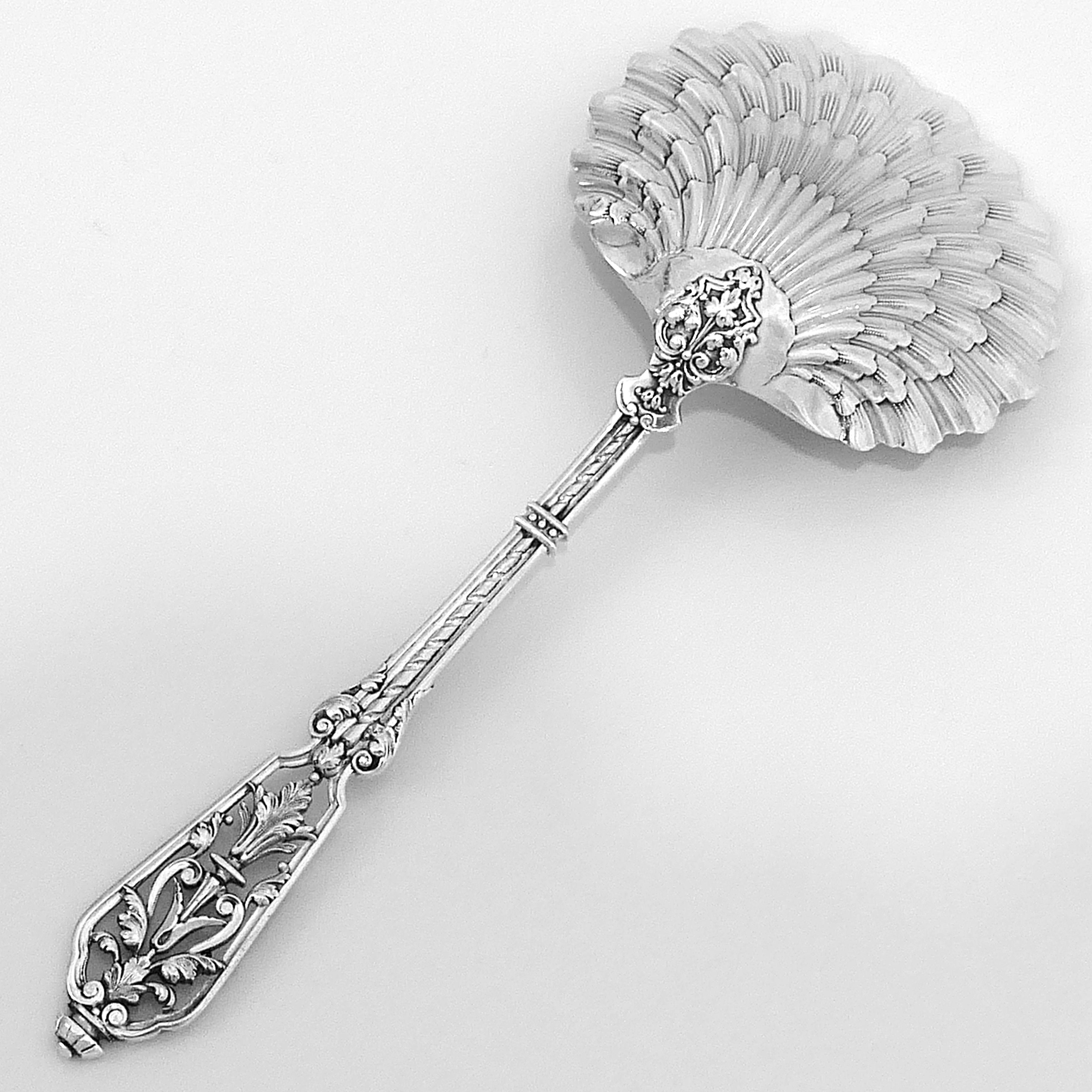 Puiforcat French Sterling Silver 18-Karat Gold Strawberry Spoon Box, Renaissance In Good Condition For Sale In TRIAIZE, PAYS DE LOIRE