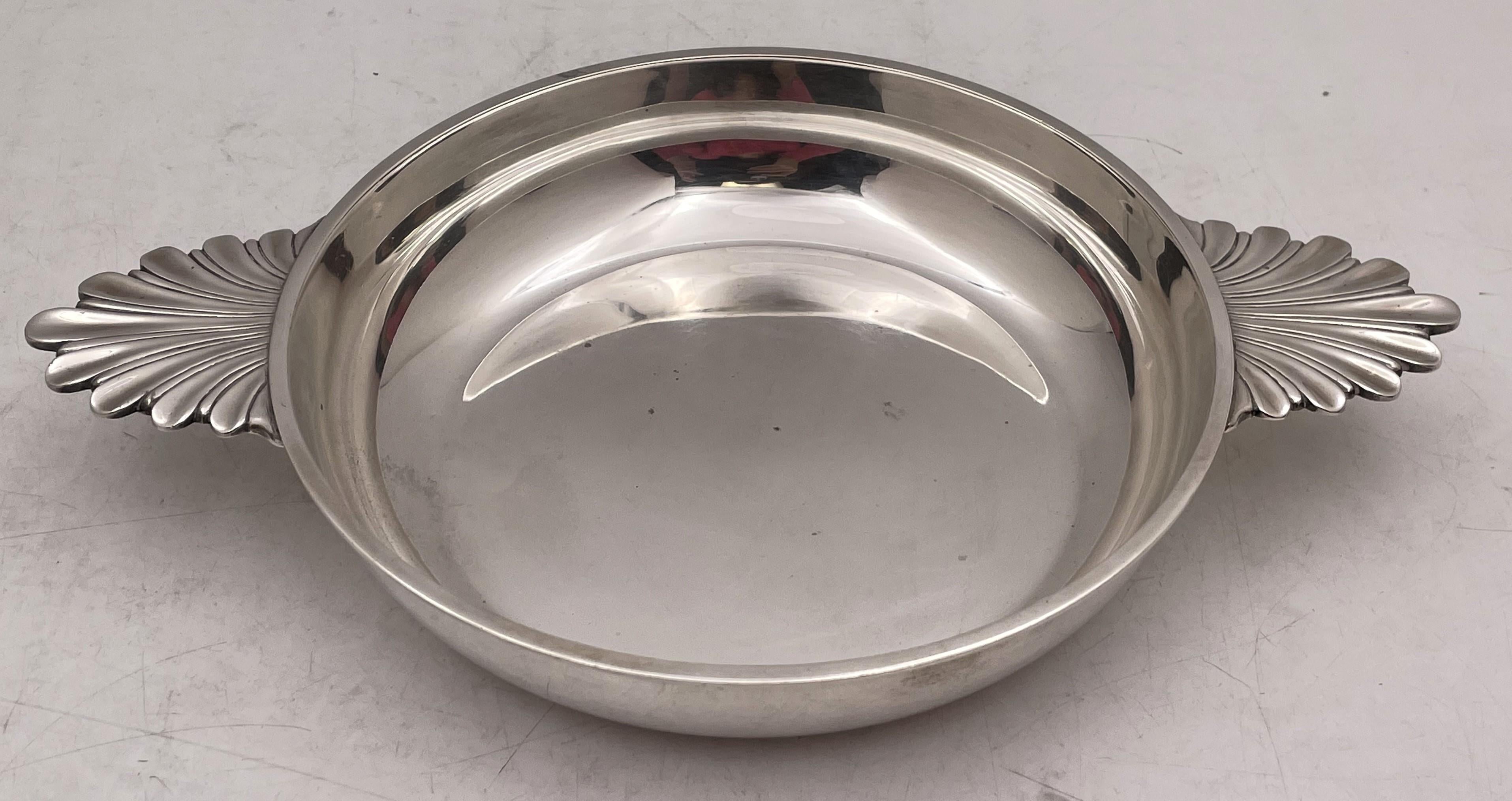 Puiforcat, French 0.950 (higher purity than sterling) silver serving bowl in Art Deco style, with handles adorned with acanthus leaves. It measures 12 1/8'' from handle to handle (bowl diameter is 7 3/4'') by 1 3/4'' in height, weighs 17.1 troy