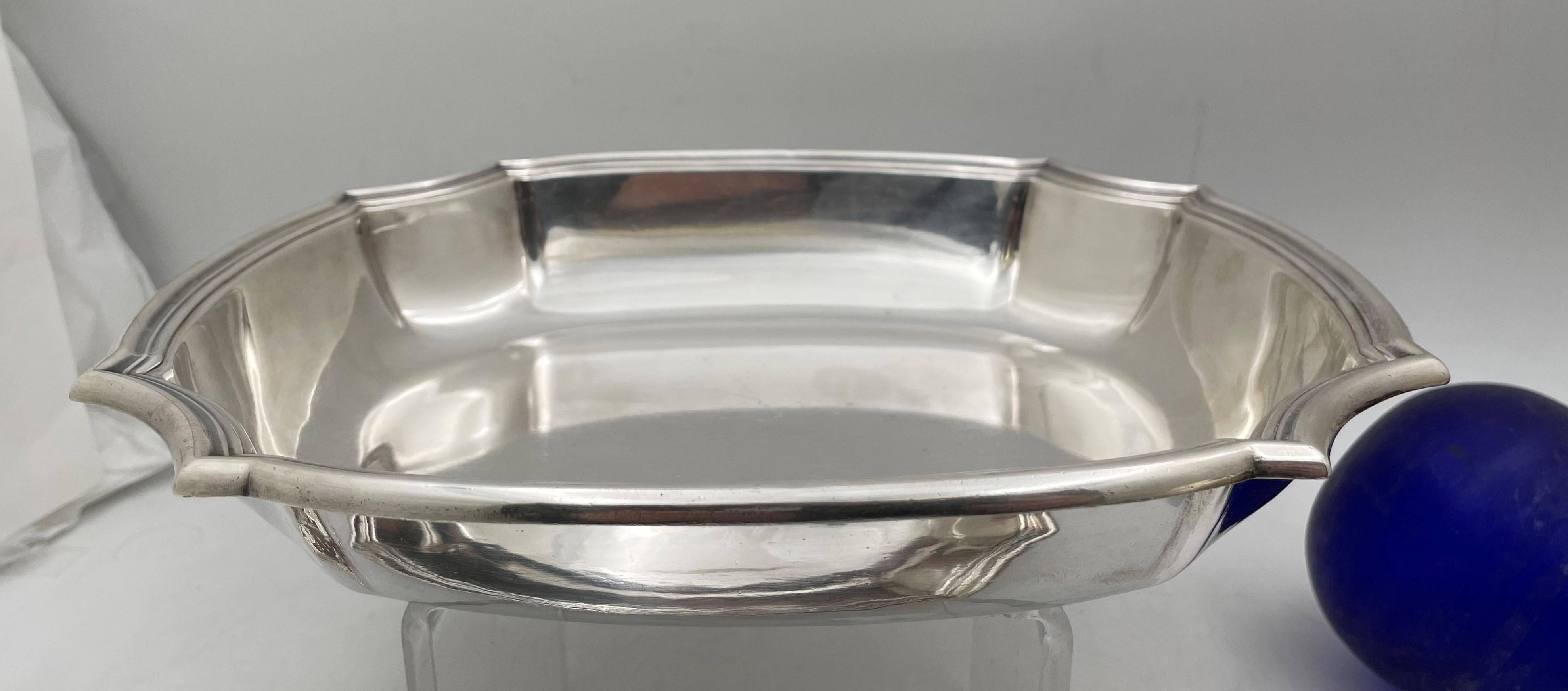 Emile Puiforcat, French 0.950 (higher purity than sterling) silver pair of vegetable bowls and dish in Art Deco style, from the early 20th century, in beautiful, geometrically-inspired design. The bowls measure 10 1/2'' in length by 8 7/8'' in width