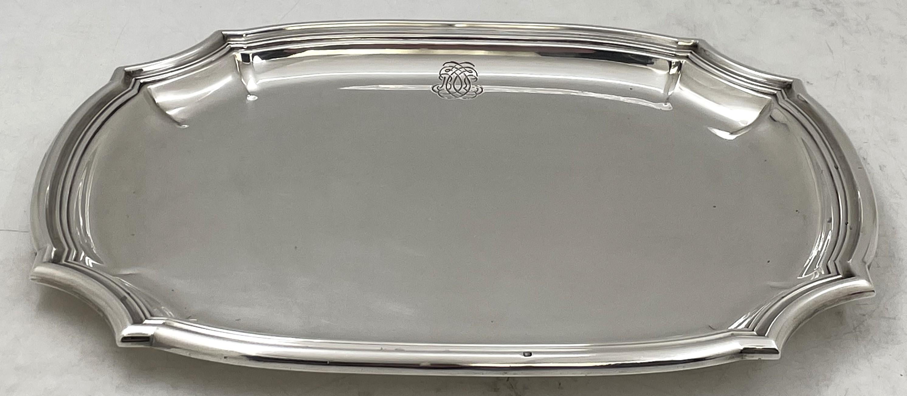 Emile Puiforcat, French 0.950 (higher purity than sterling) silver platter tray in Art Deco style, from the early 20th century, in a geometrically inspired design. It measures 11 3/4'' in length by 8 3/4'' in width by 2/3'' in height, weighs 25.2