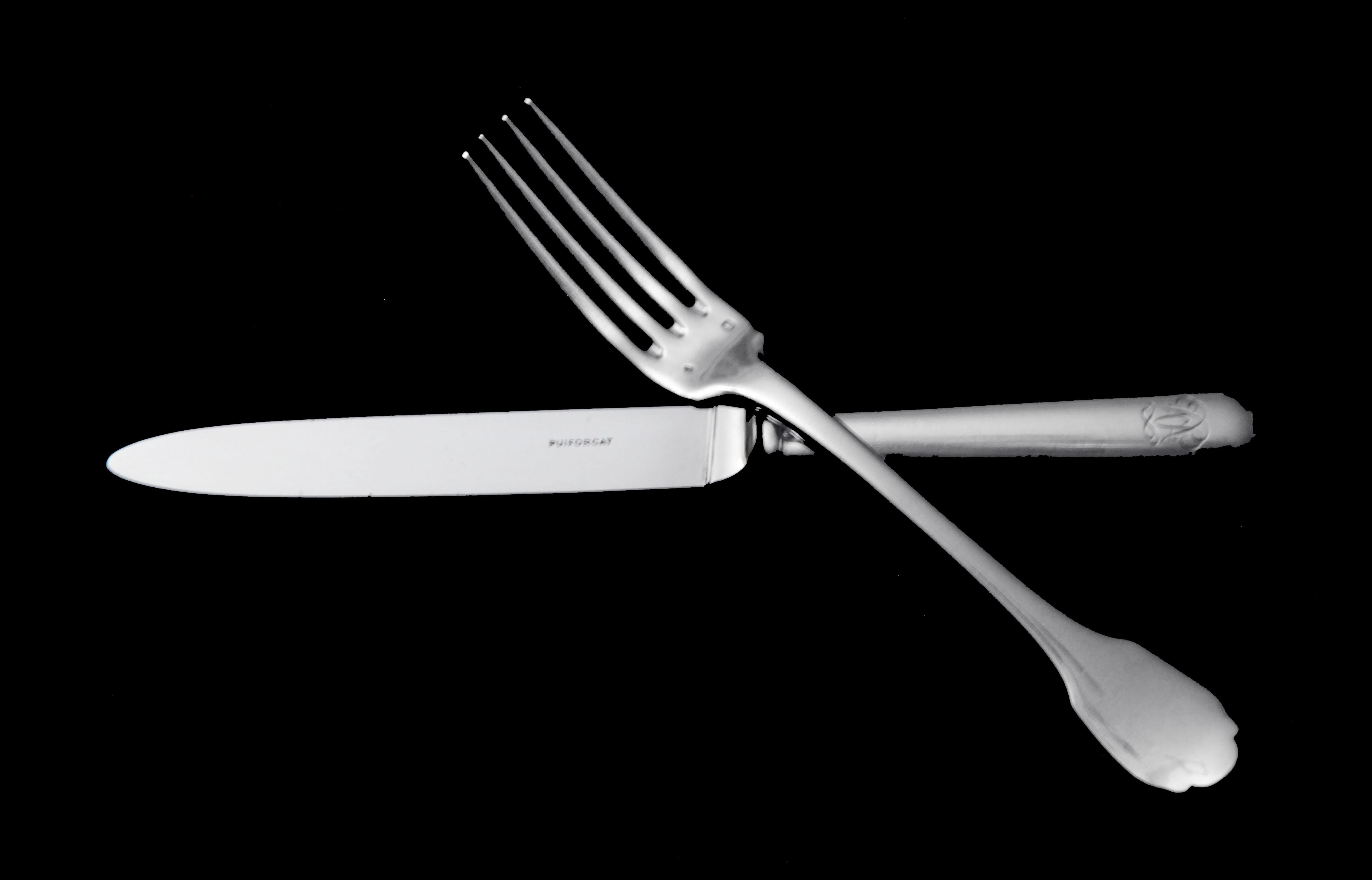 Direttamente da Parigi, uno splendido set di 48 pezzi di posate in argento sterling francese del XIX secolo del più importante argentiere francese 