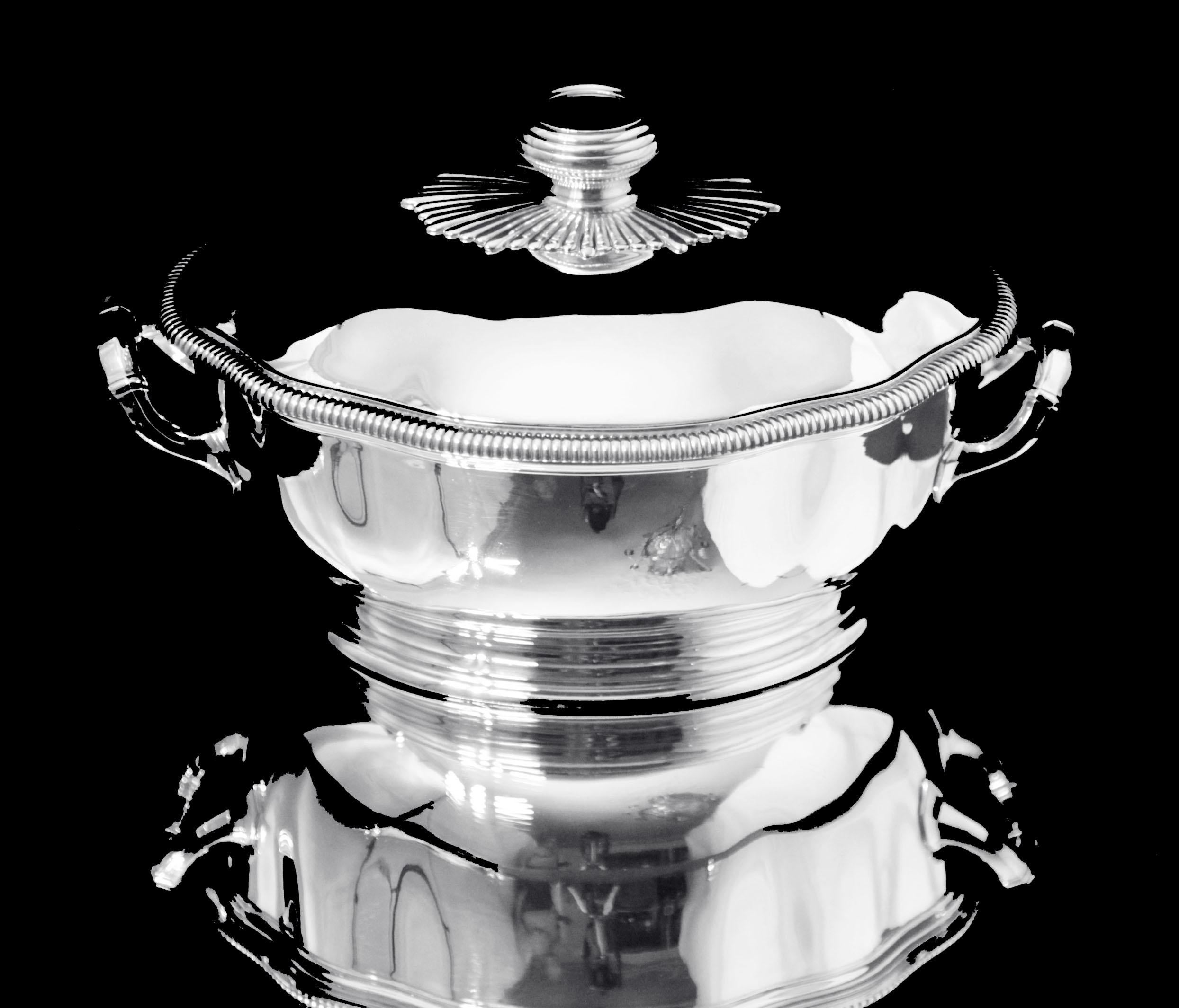 Puiforcat (Hermes) - 4pc. Antique French 950 Sterling Silver Covered Tureen In Excellent Condition For Sale In Wilmington, DE