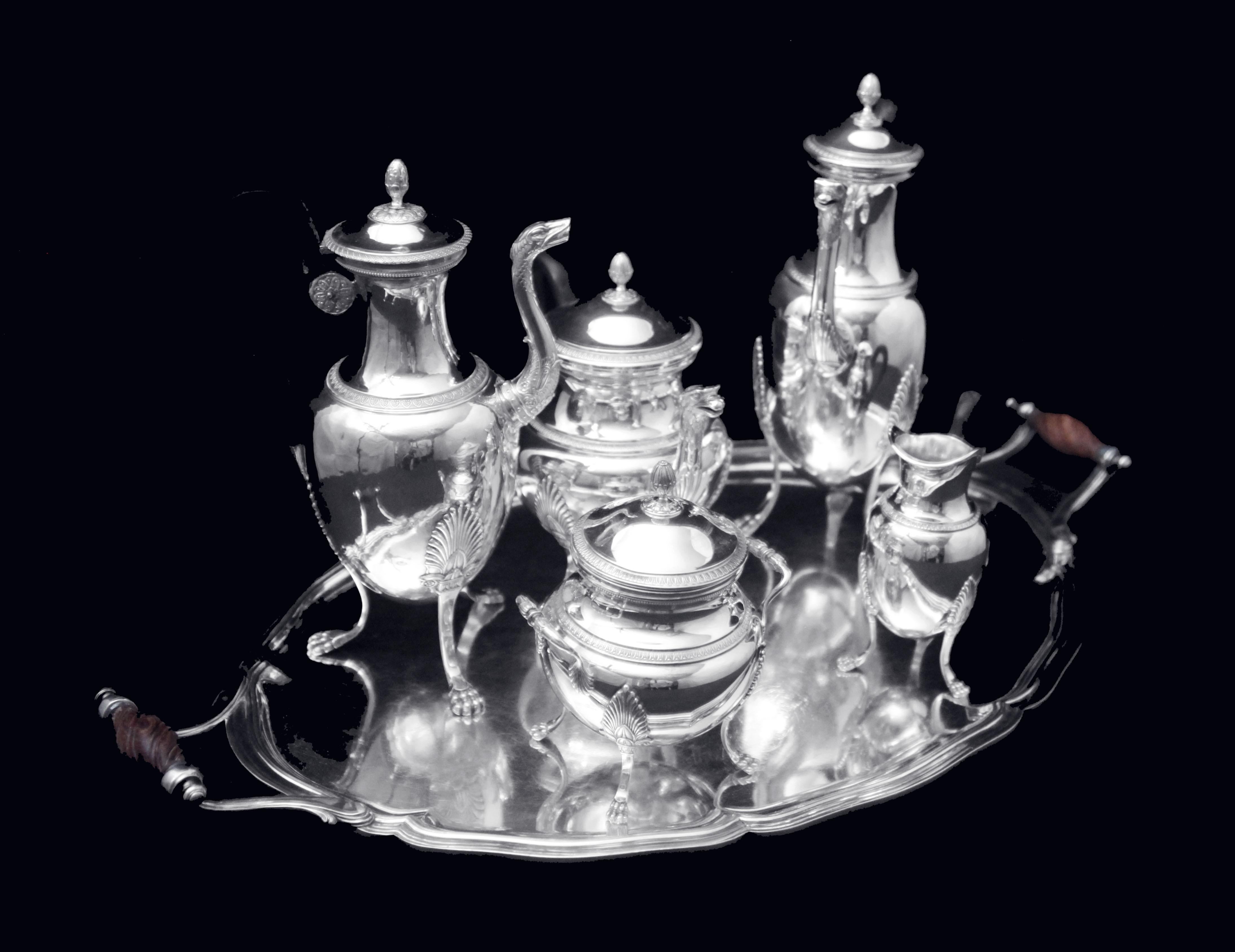 En direct de Paris :  En provenance directe d'un hôtel particulier à Paris, un magnifique service à thé de style Empire en argent sterling français ancien, composé de 6 pièces, réalisé par le premier orfèvre français 