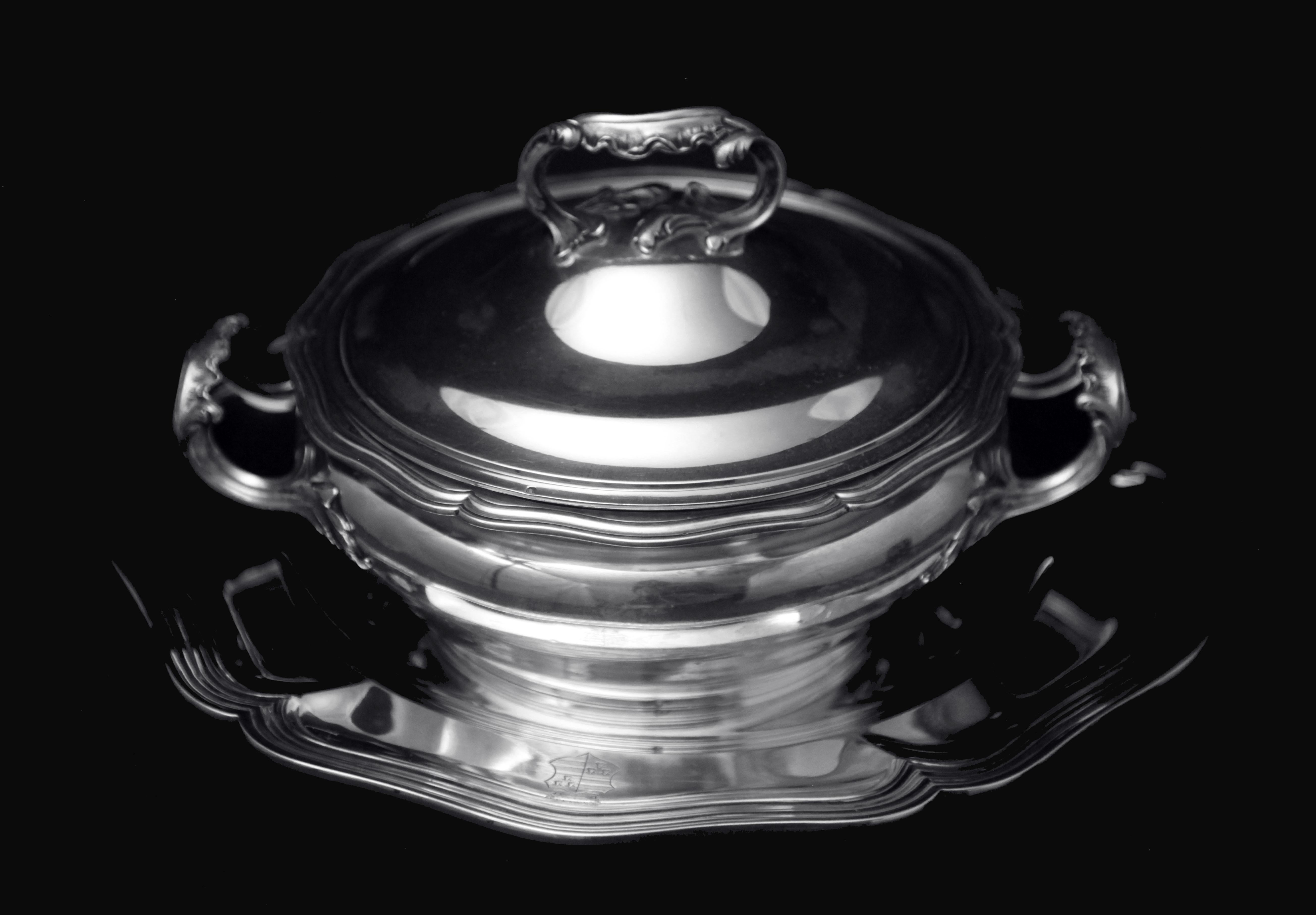 En provenance directe de Paris, un magnifique légumier couvert en argent massif français du XIXe siècle et le plat de service qui l'accompagne, réalisés par le premier orfèvre français au monde, 