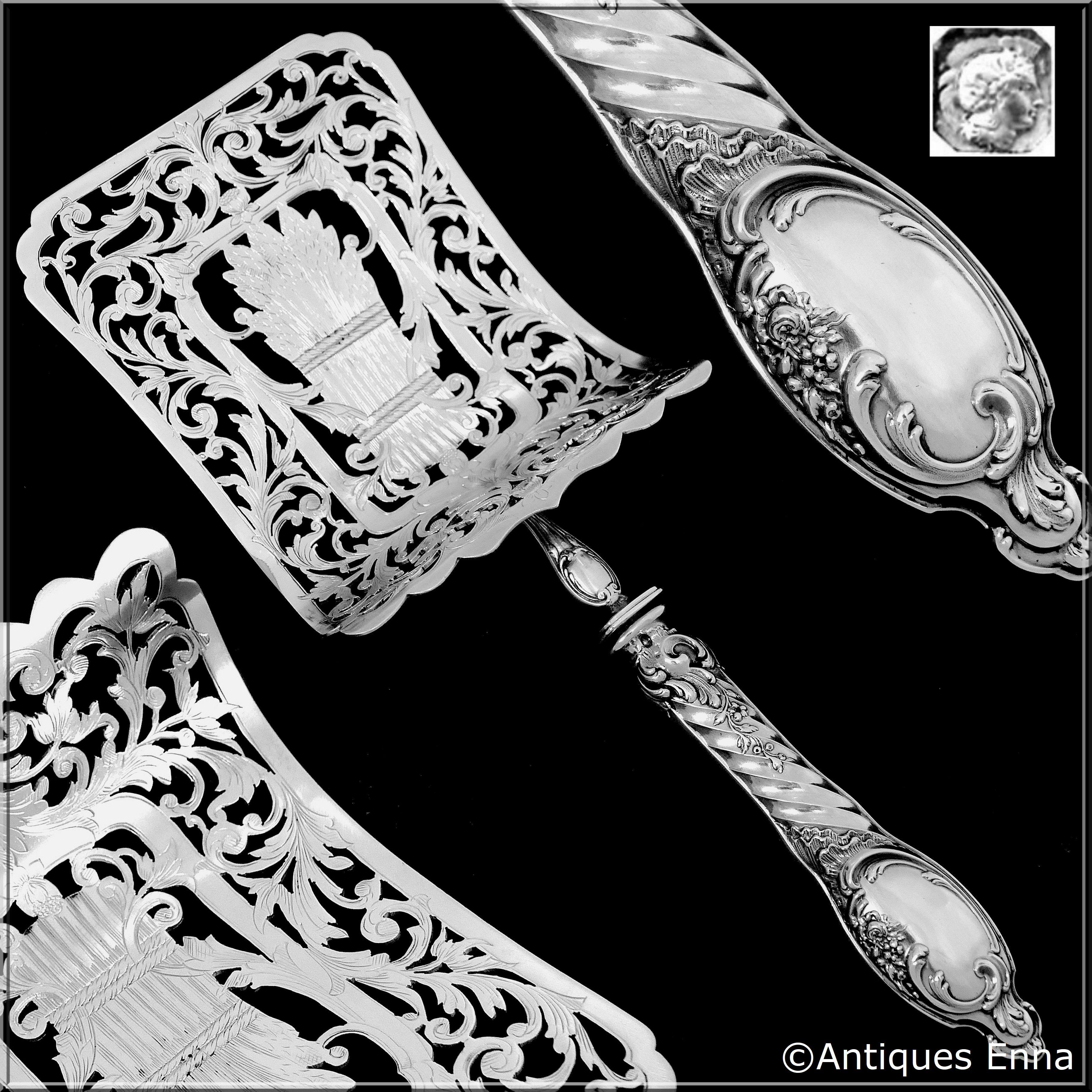 Exceptional asparagus, pastry or toast server in sterling silver. The sophistication of this design and the quality of workmanship is typical of that of the Maison Puiforcat. The curved blade has pierced and engraved with a sophisticated foliage and