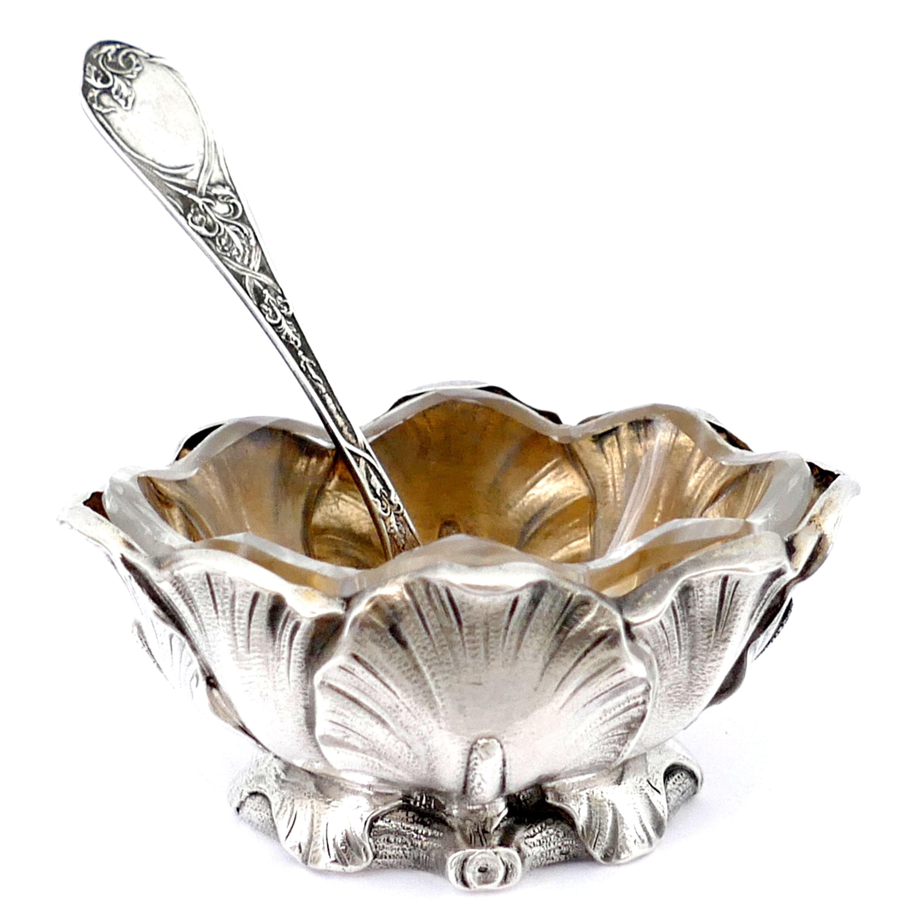 Puiforcat Rare French Sterling Silver Salt Cellars Pair with Spoons, Iris In Good Condition In TRIAIZE, PAYS DE LOIRE