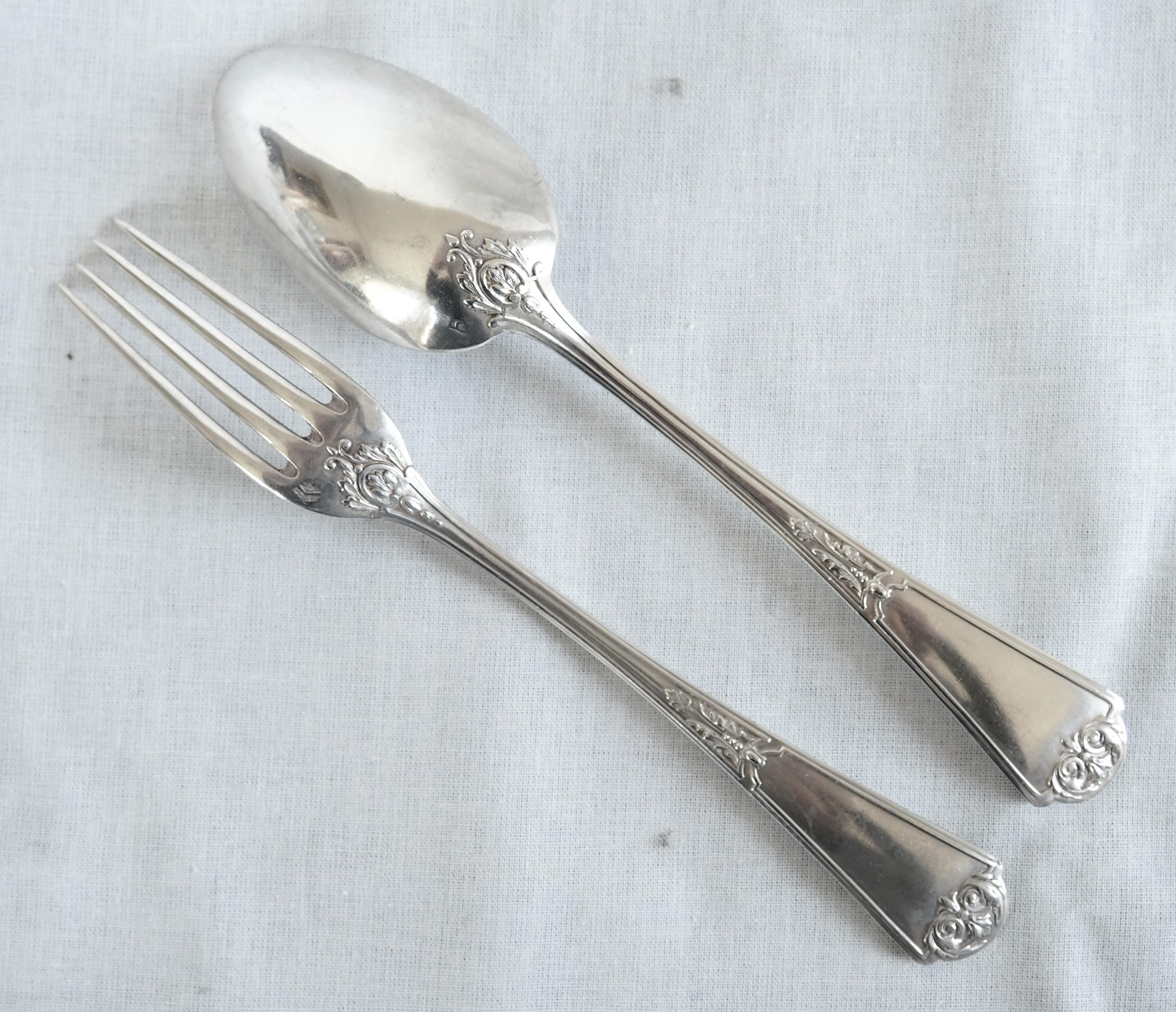 A fine antique sterling silver child's set composed of a fork a spoon. Beautiful late 19th century (or circa 1900) Regency style production.
Each piece pear the French hallmark Minerva 1st standard in use since 1838 (.950 purity silver, the purest