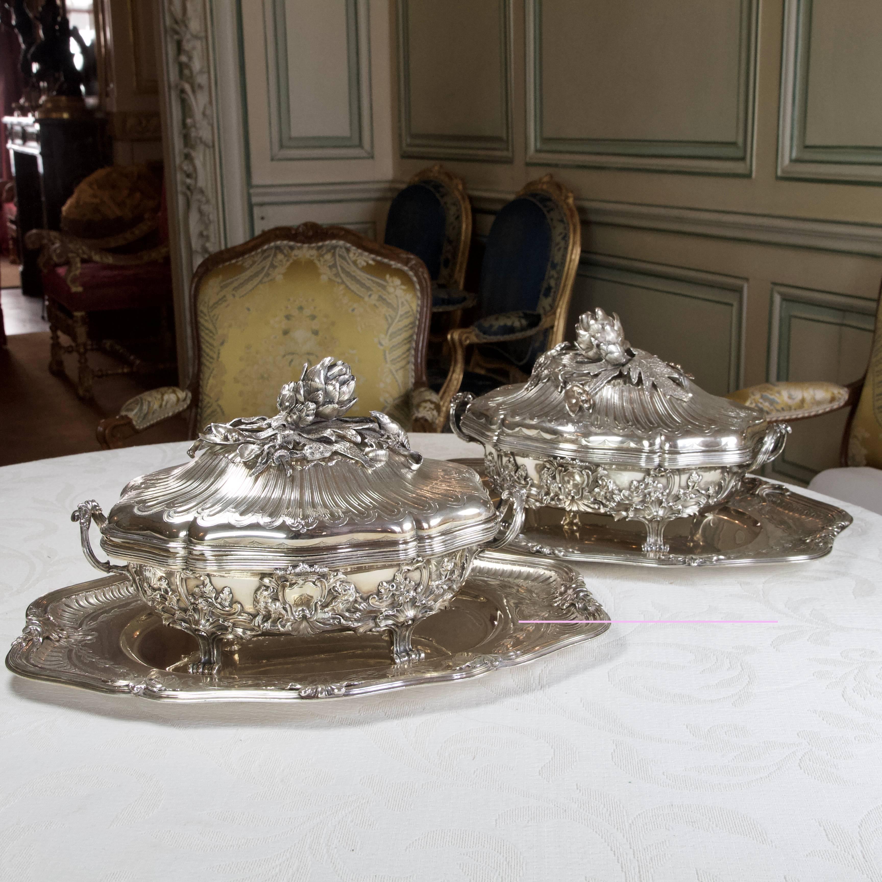 A pair of tureens by Puiforcat in sterling silver 950.
Copy of the famous model made by Joubert, located in Museum of Louvre, in the middle of XVIII century.
Each comprising a tureen with its tray, its lid and its interior.
Maker's marks of Emile