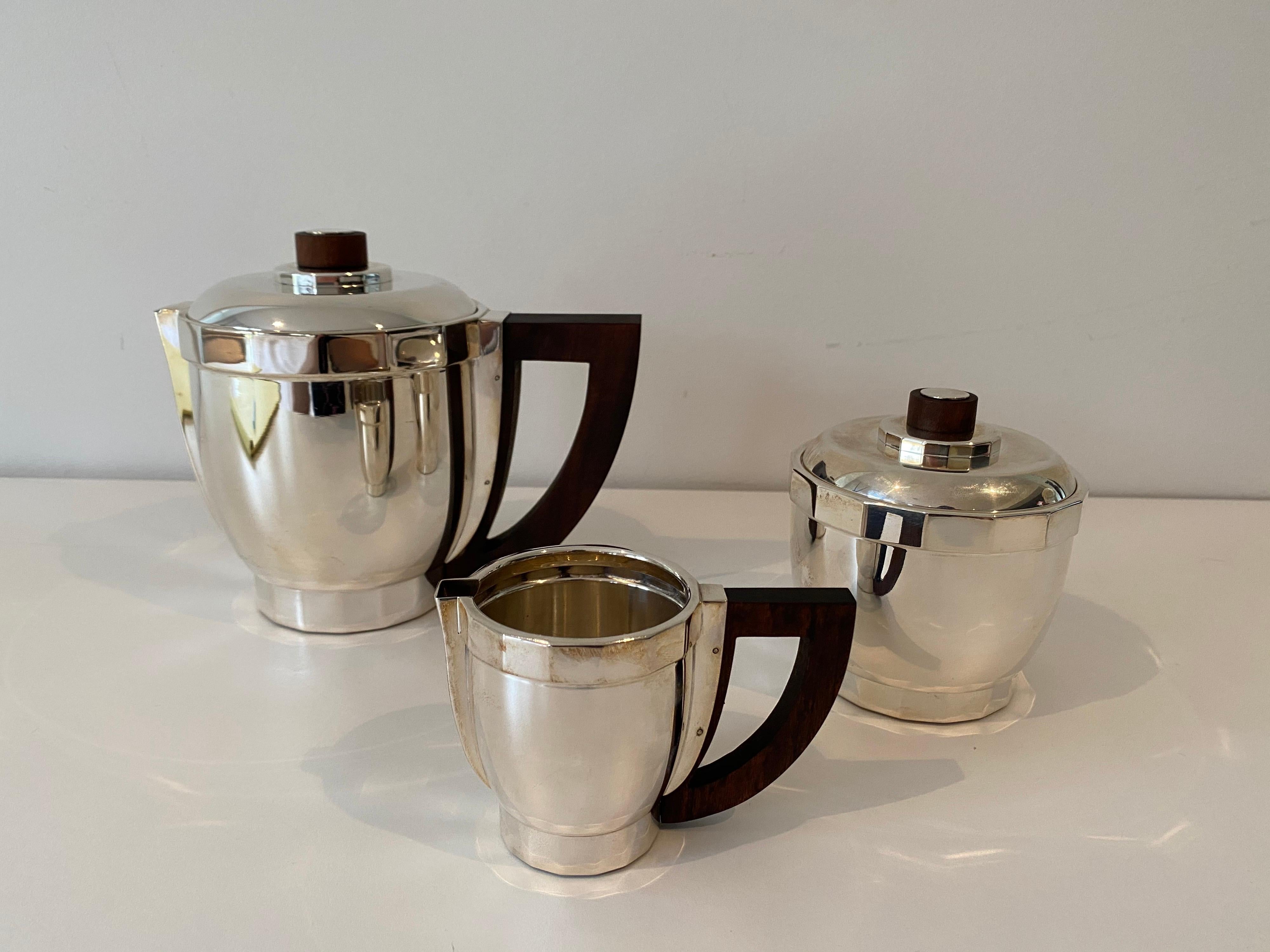 Service à café en métal argenté Puiforcat du début du XXe siècle, avec poignées en bois de rose, de la Collection S/One, conçu en 1927. L'ensemble comprend une cafetière de 6,25