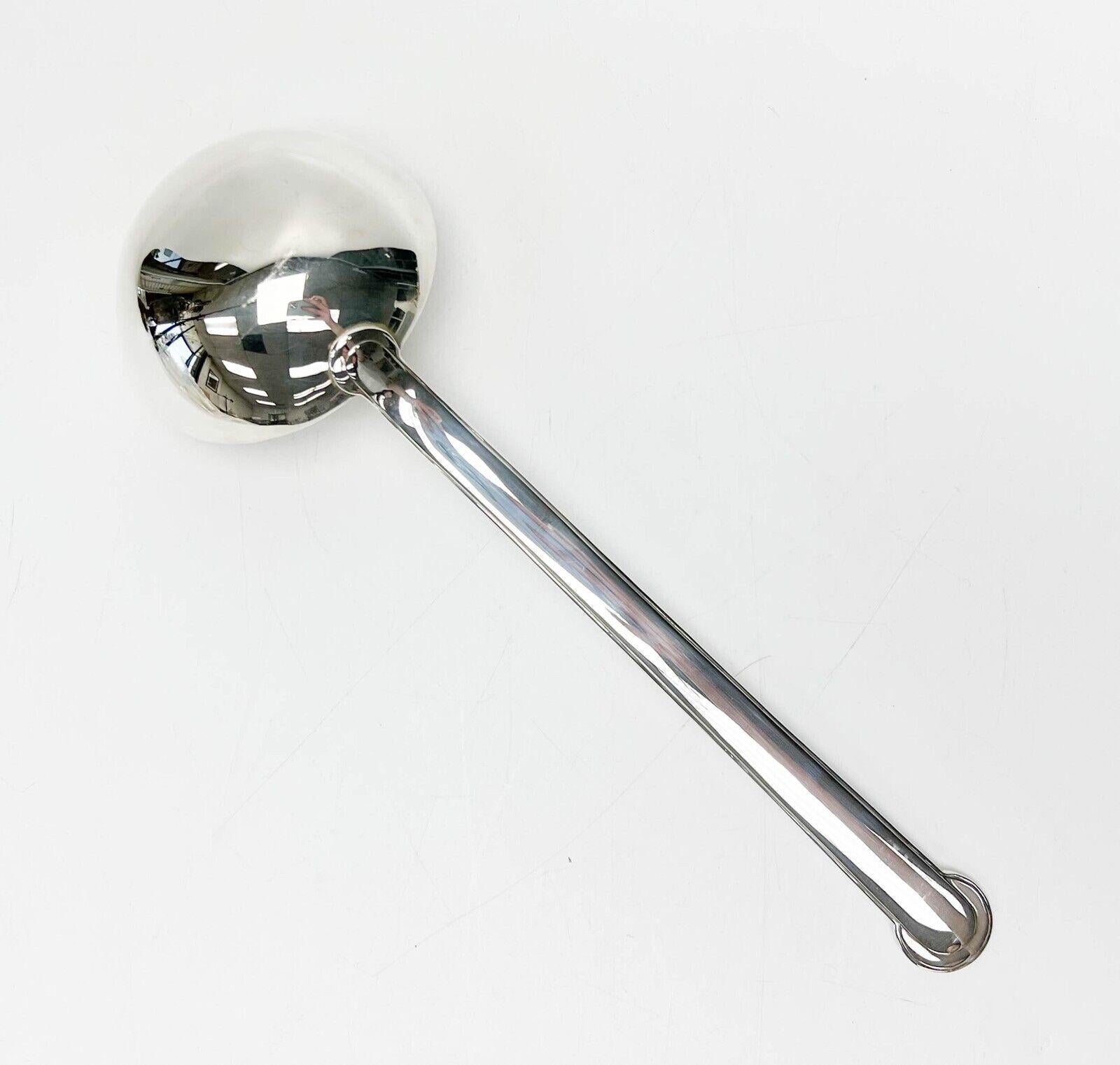 Jean Puiforcat France sterling silver ladle in Annecy 1930. With Puiforcat box. Hallmarked for Puiforcat French silver hallmarks to the bowl. 

Additional Information: 
Type: Ladle
Weight approx., 8.4 ozt
Dimension: 11.25 inches length / Box: 10.625