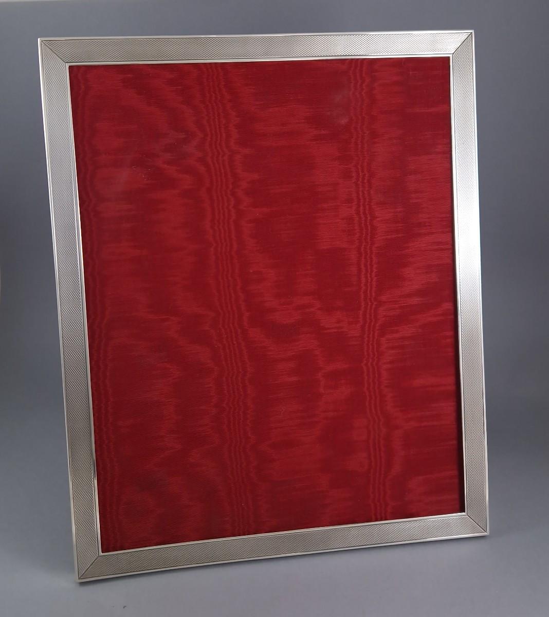 Sterling silver photo frame from Maison Puiforcat  
With guilloché decoration   
Minerva hallmark 1st title 
Puiforcat silversmith hallmark  
Length: 32.2 cm  
Width: 26.2 cm  
Weight of silver: 260 grams
