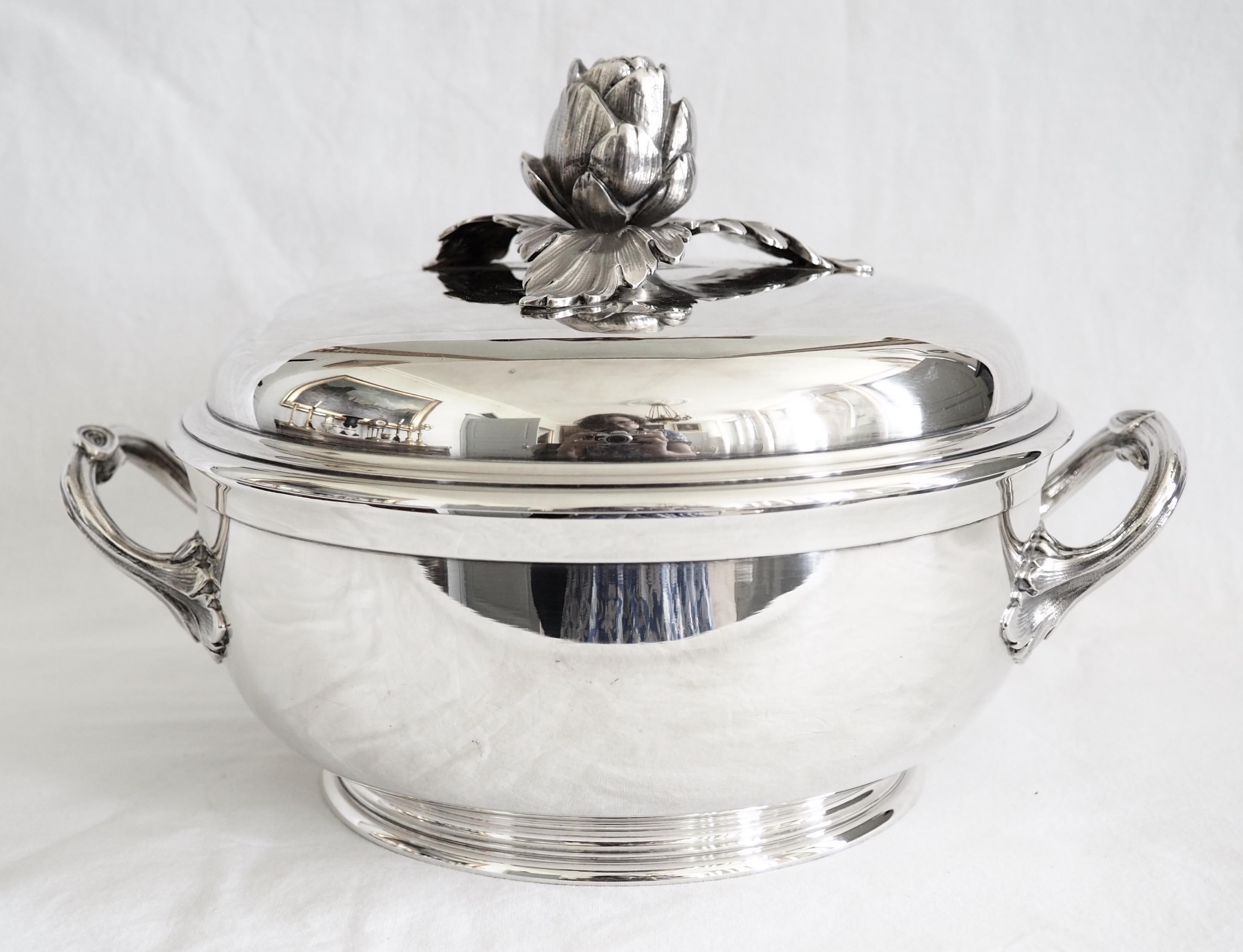 Puiforcat : sterling silver vegetable dish, Louis XV style, artichoke handle In Good Condition In GRENOBLE, FR