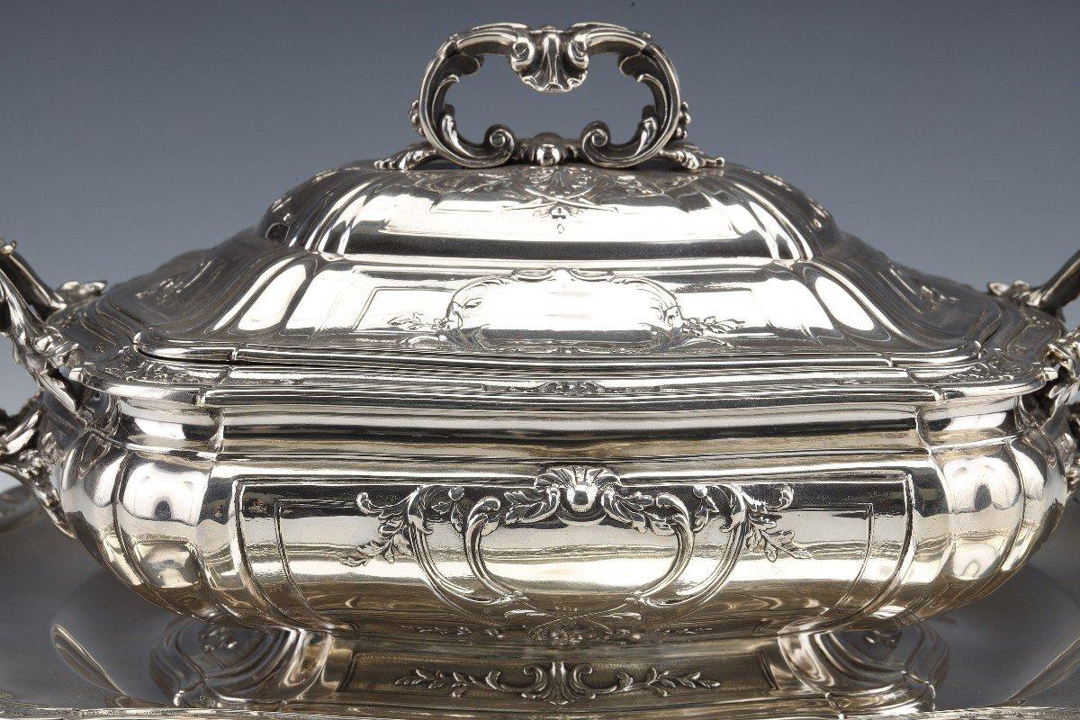 VEGETABLE DISH covered on its rectangular solid silver presentation dish, the pedestal vegetable dish, curved sides, is flanked by two side handles, the ogee lid is surmounted by a leafy grip. Decor of waves and foliage.

Dimensions: vegetable dish