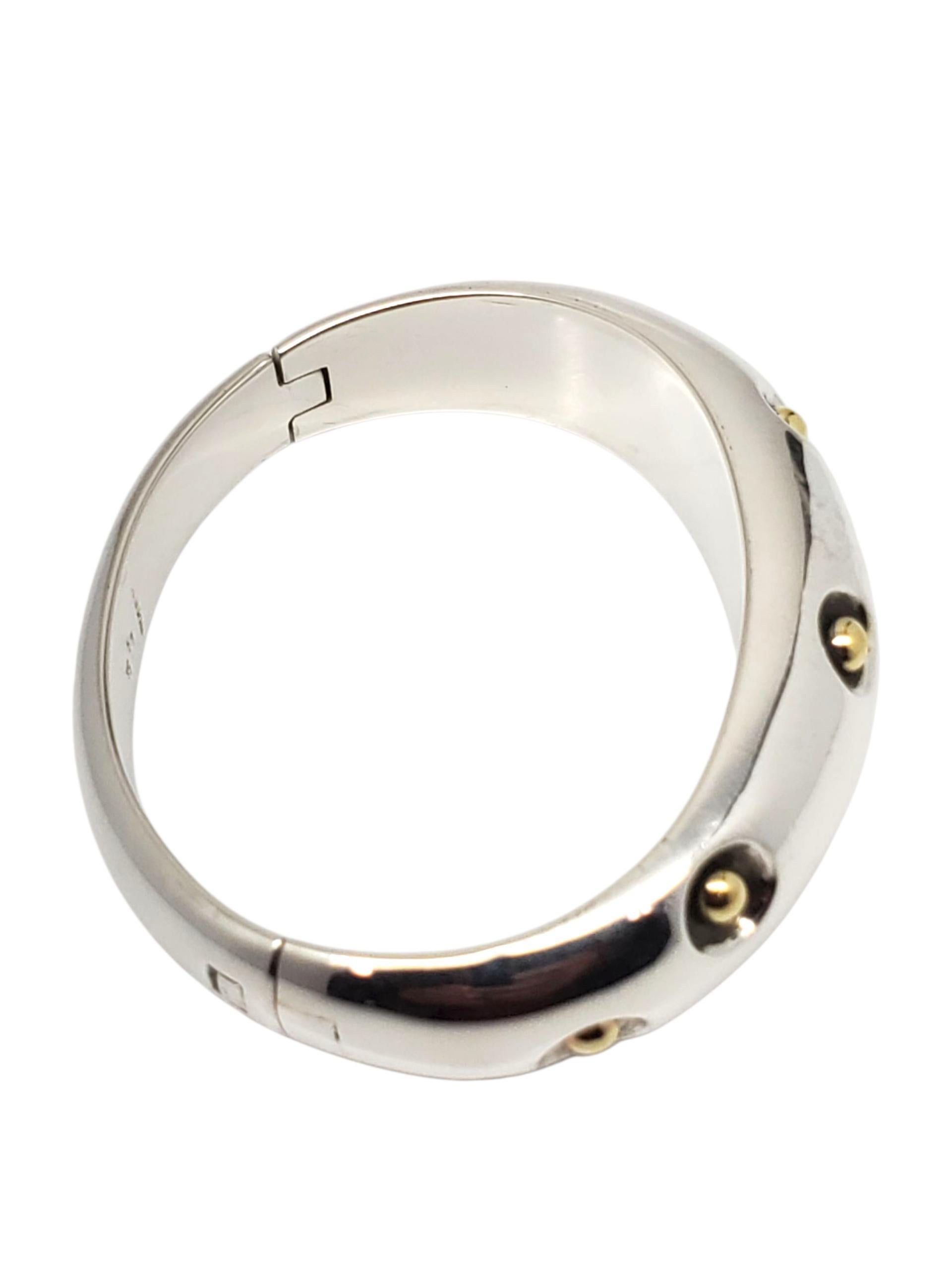 Bracciale con cerniera in argento Sterling Puig Doria -

Questo braccialetto vintage Puig Doria presenta accenti in rilievo in tonalità oro in un elegante design spagnolo modernista con una chiusura a cerniera sicura.

Dimensioni: 6,25