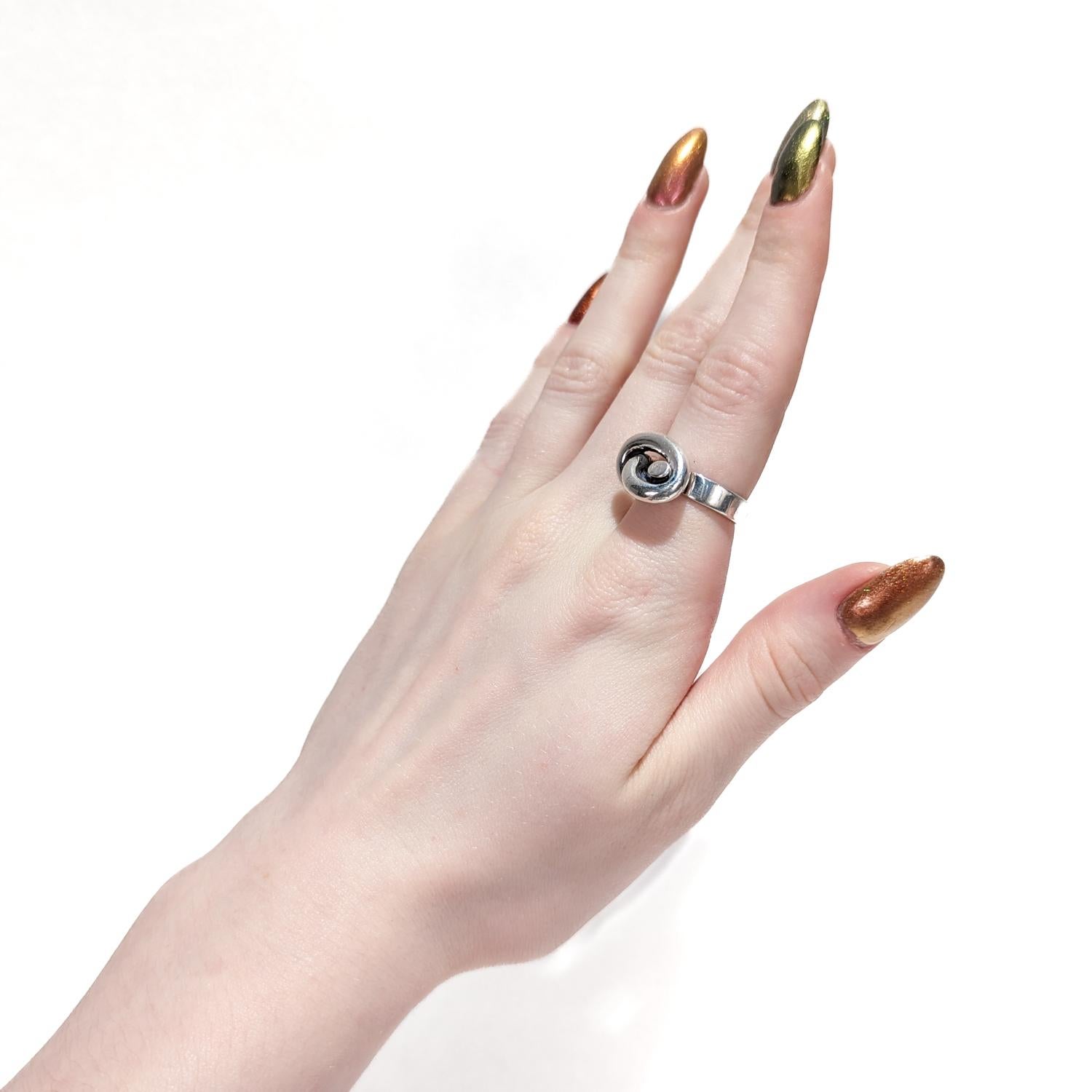 Puig Doria Sterling Silver Pretzel Knot Band Ring In Fair Condition For Sale In Philadelphia, PA