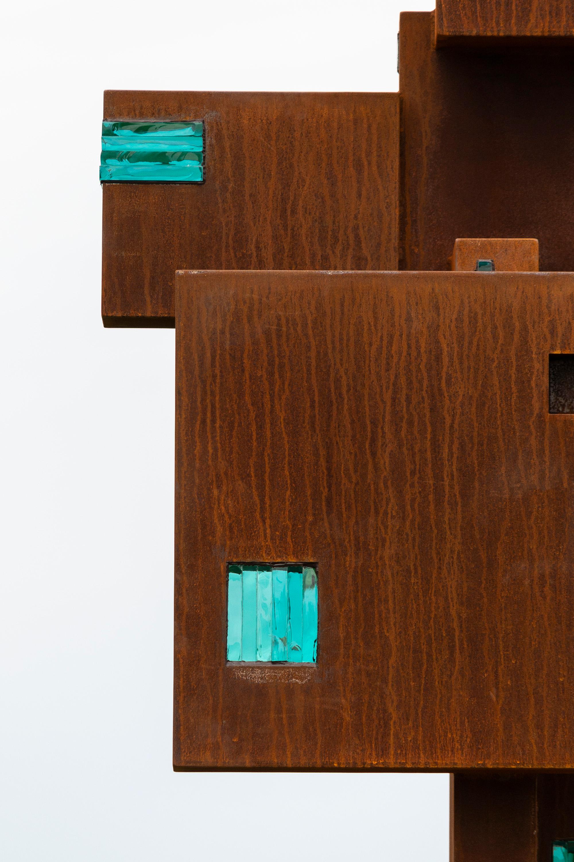 AmaGon – abstrakte, geometrische Skulptur aus Stahl, Glas, beleuchtete, Außenskulptur – Sculpture von Puigcat