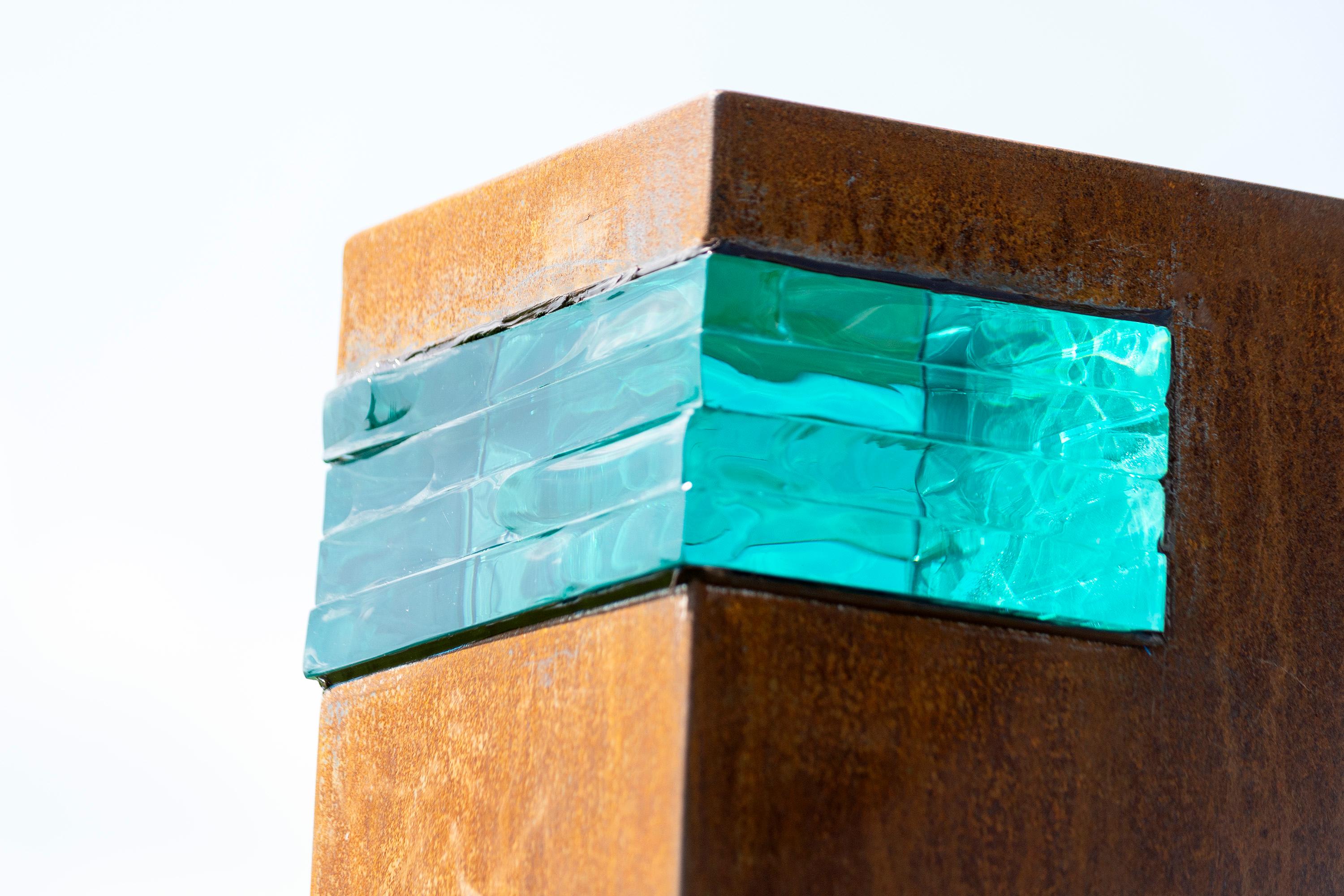 AmaGon – abstrakte, geometrische Skulptur aus Stahl, Glas, beleuchtete, Außenskulptur im Angebot 1