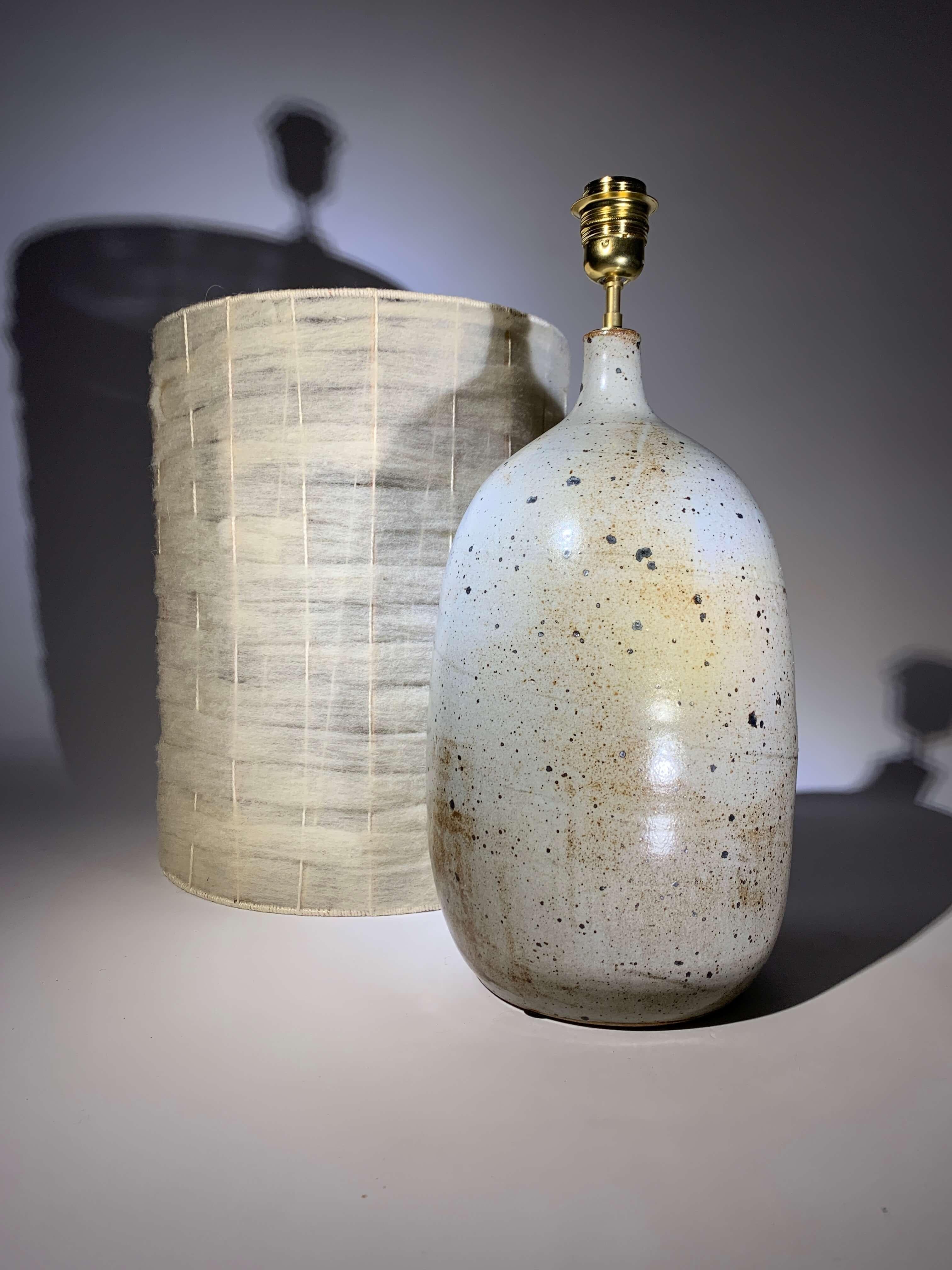 The sandstone of Puisaye, where potters have been working since the 14th century. This imposing pyrite sandstone lamp is a beautiful demonstration of ancestral knowledge, 
exhibiting splendid cooking effects over a wood fire.
Sold with custom-made