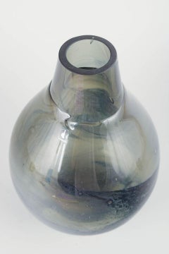 Glaswerk Pukeberg. Große, birnenförmige Kunstglasvase mit Farbverlauf. 1970er Jahre.