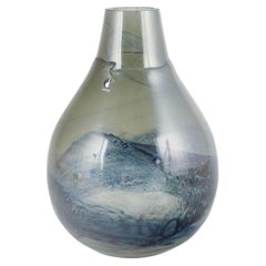 Glaswerk Pukeberg. Große, birnenförmige Kunstglasvase mit Farbverlauf. 1970er Jahre.