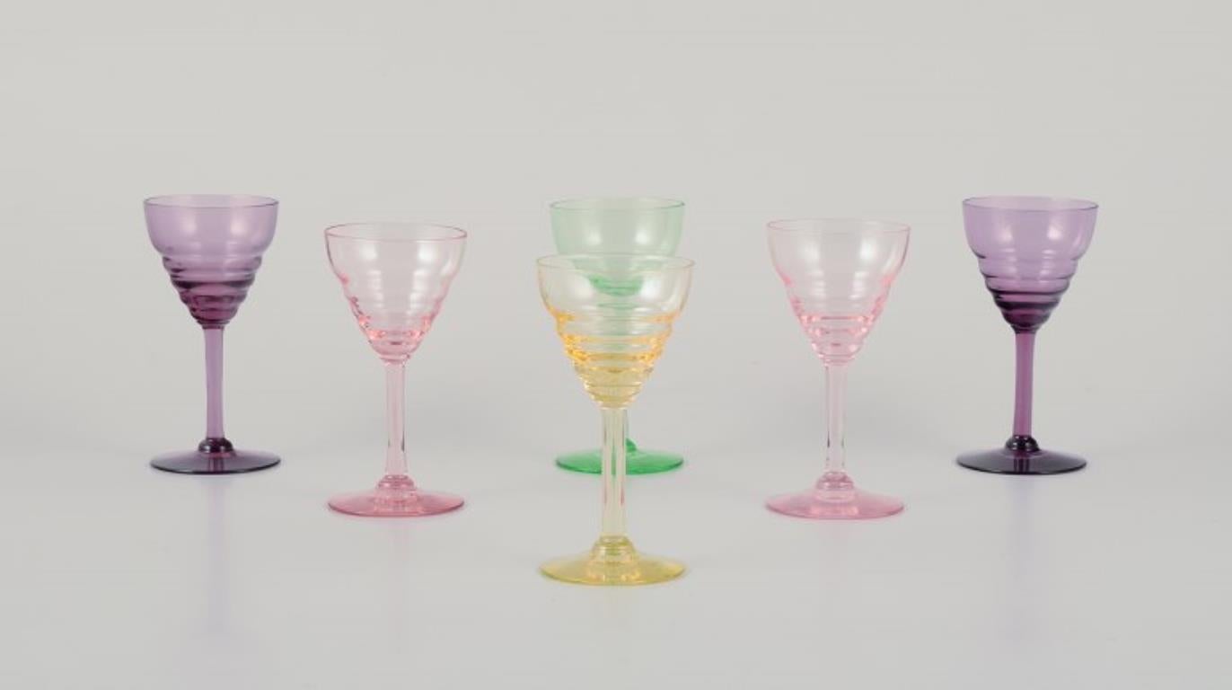 Pukeberg, Suède. Un ensemble de six verres à liqueur. verre d'art coloré.
Fait à la main.
Environ dans les années 1960.
Parfait état.
Dimensions : H 9,7 cm x P 4,8 cm : H 9,7 cm x D 4,8 cm.