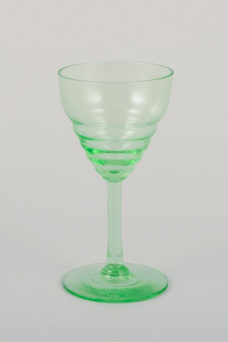 Scandinave moderne Pukeberg, Suède. Un ensemble de six verres à liqueur. verre d'art coloré. en vente