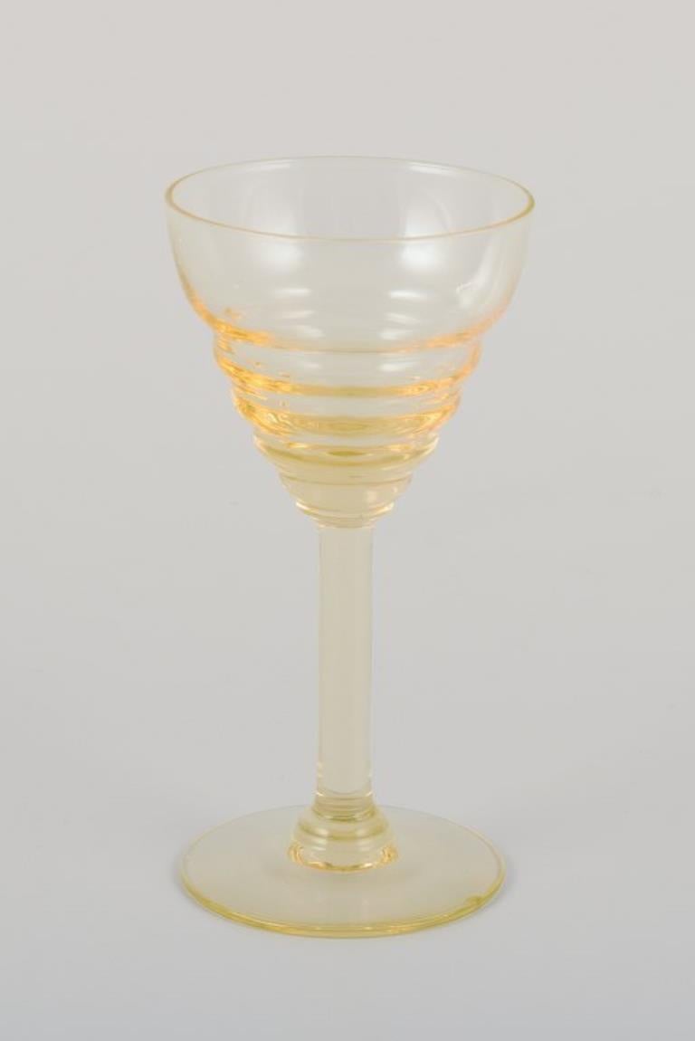 Suédois Pukeberg, Suède. Un ensemble de six verres à liqueur. verre d'art coloré. en vente