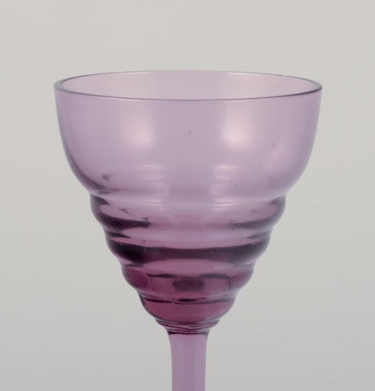 Milieu du XXe siècle Pukeberg, Suède. Un ensemble de six verres à liqueur. verre d'art coloré. en vente