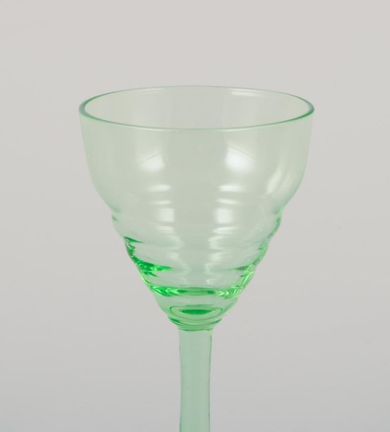 Pukeberg, Suecia. Un juego de seis copas de licor. Vidrio artístico coloreado. en venta 1