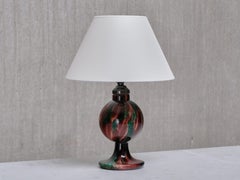 Lámpara de mesa Pukebergs Glasbruk en vidrio jaspeado esmeralda y rojo, Suecia, años 20