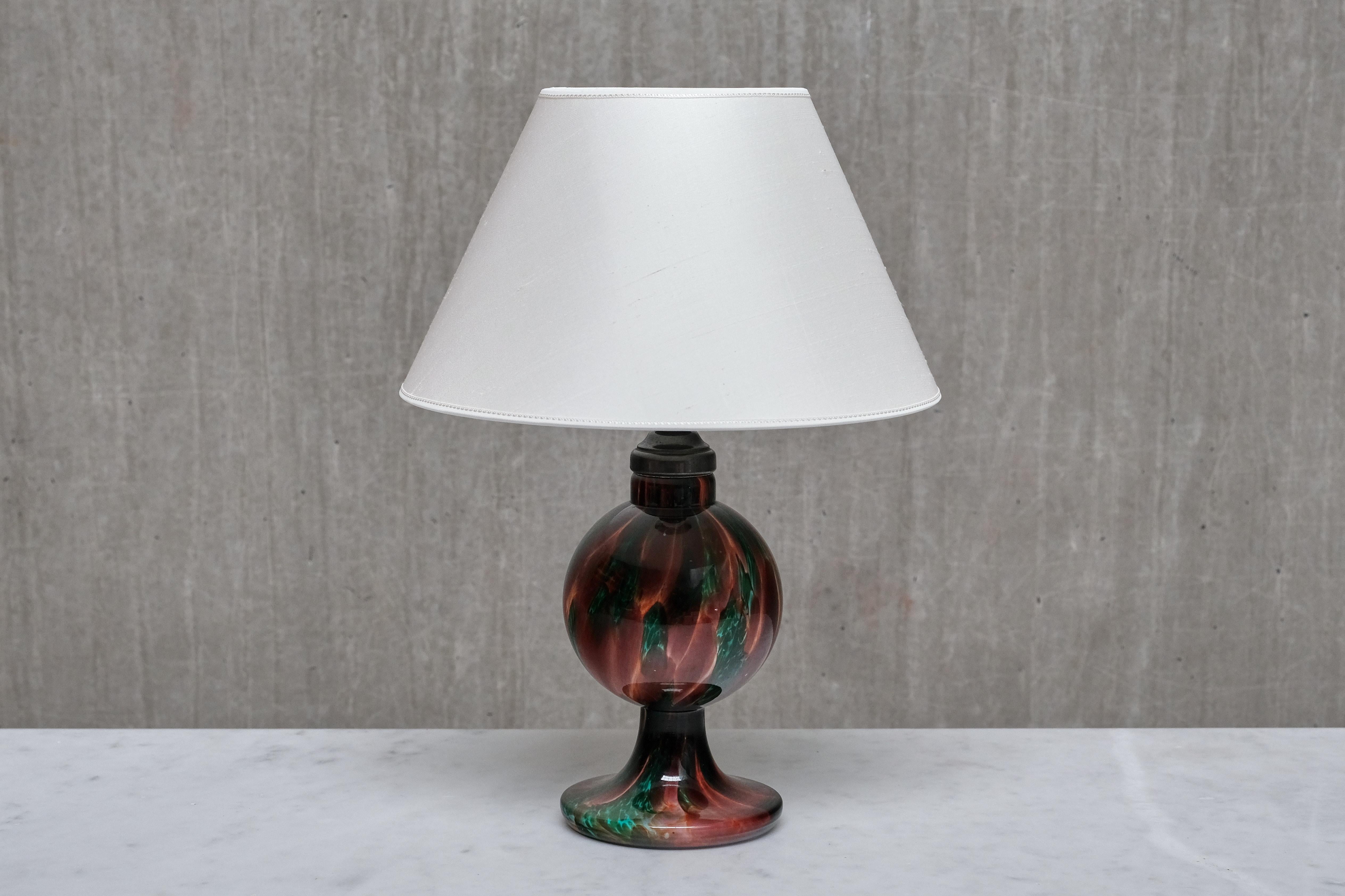 Fabric Pukebergs Glasbruk Table Lamp in Emerald and Red Marbled Glass, Sweden, 1920s For Sale