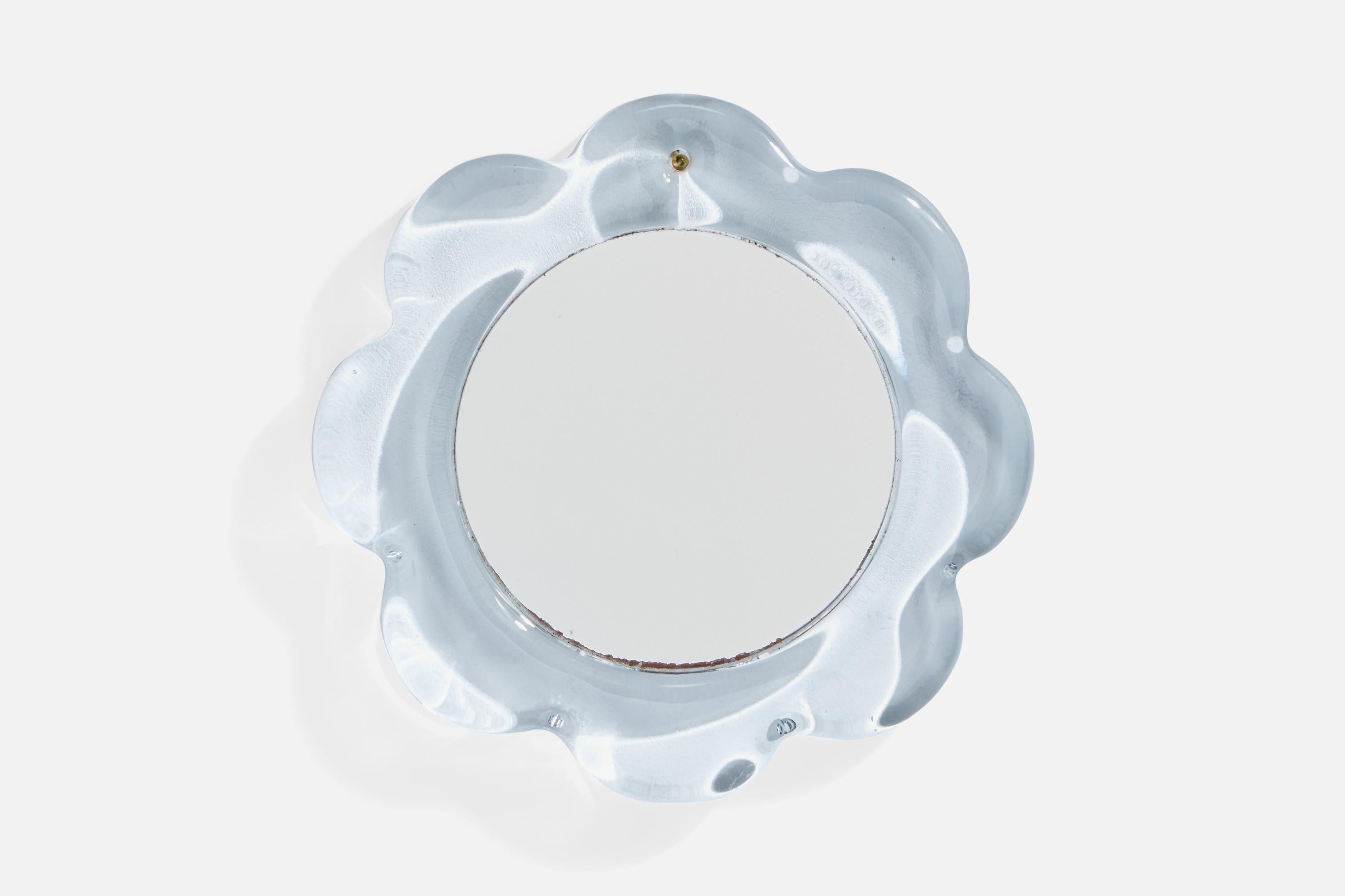 Petit miroir mural en verre soufflé produit par Pukebergs Glasbruk, Suède, c. années 1970.

Dimensions globales (pouces) : 8.75 