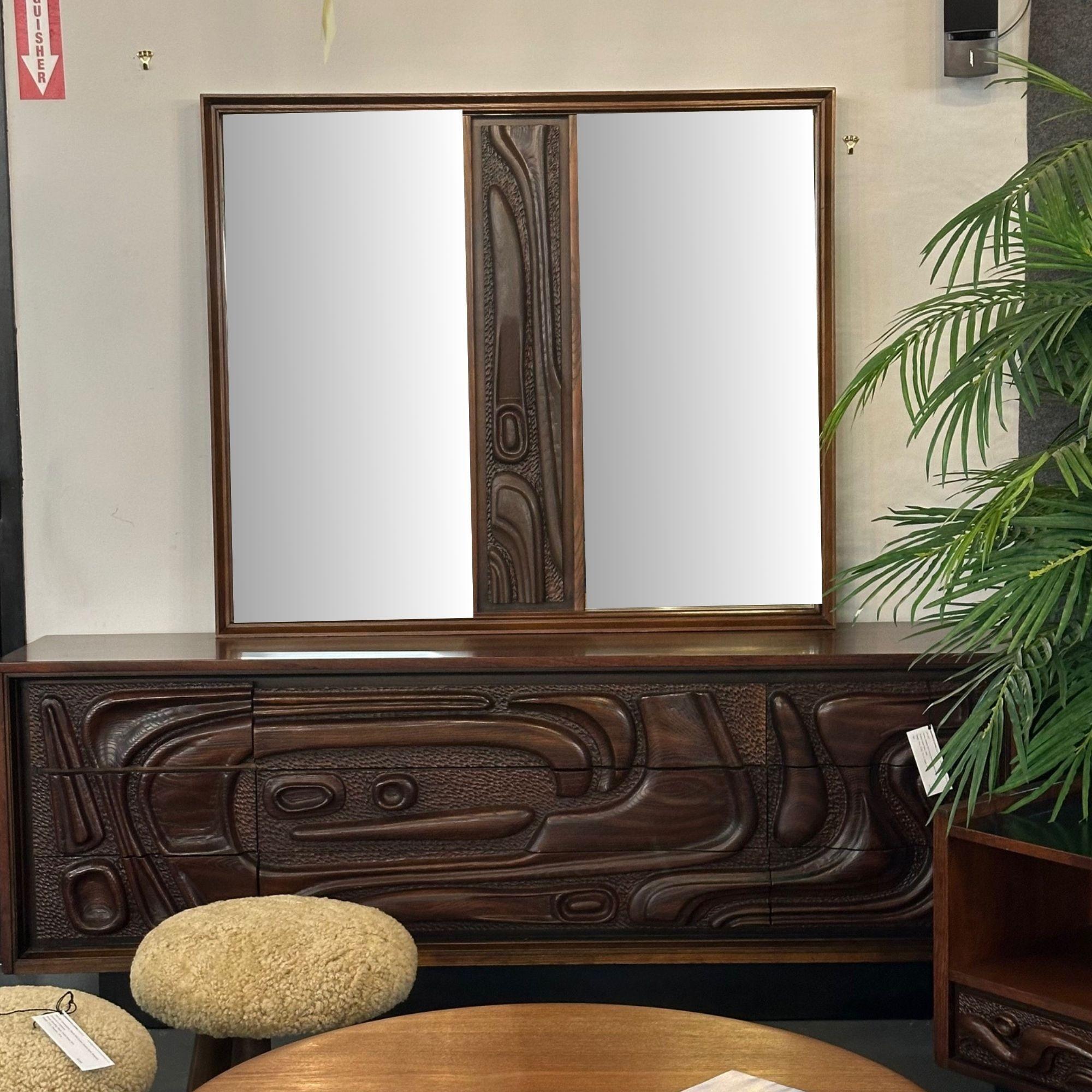Pulaski, Specchio brutalista di metà secolo, 'Oceanic' da parete, console o molo, noce, anni '60

Specchio brutalista di metà secolo moderno progettato e prodotto da Pulaski Furniture Corporation negli Stati Uniti intorno agli anni '60. La