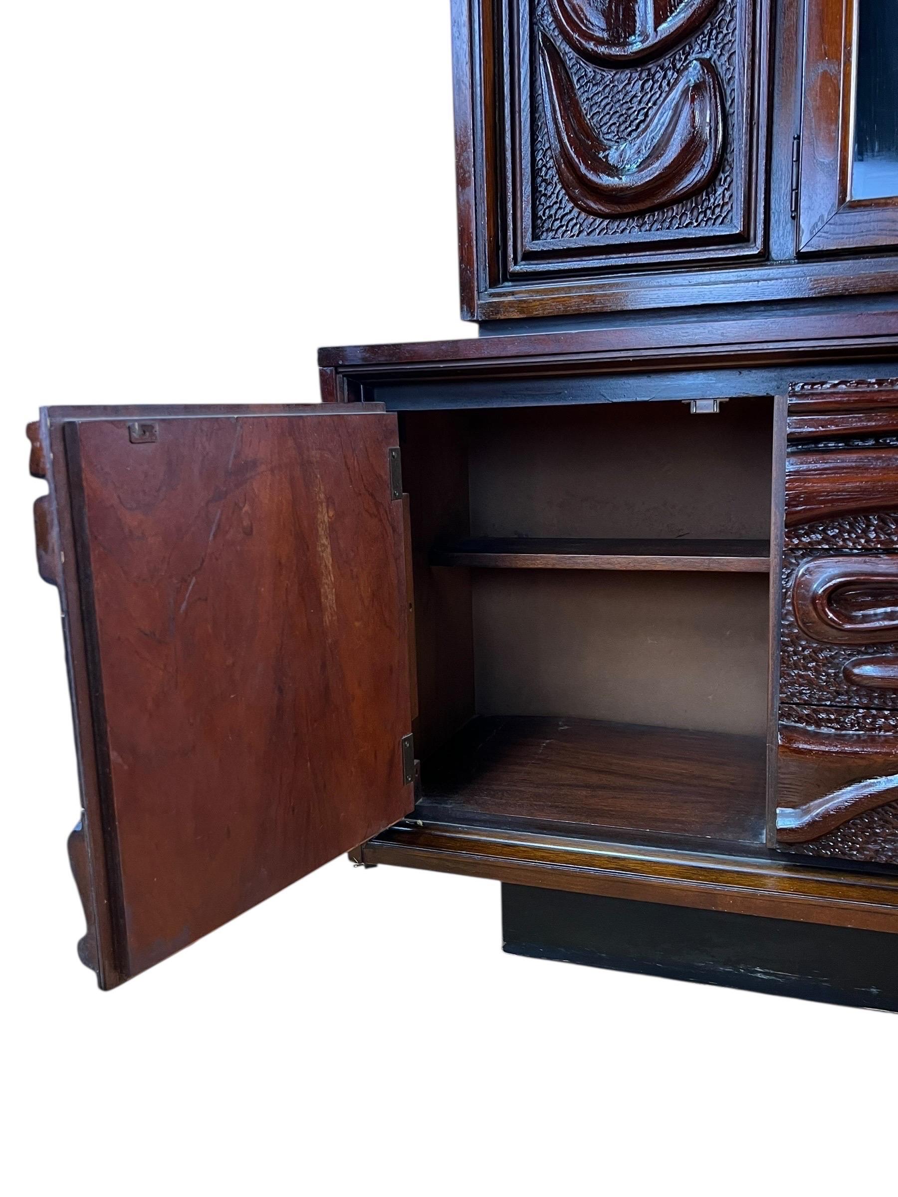 Pulaski Furniture Corporation 'Oceanic' Anrichte aus Nussbaumholz mit Skulpturen im Angebot 5