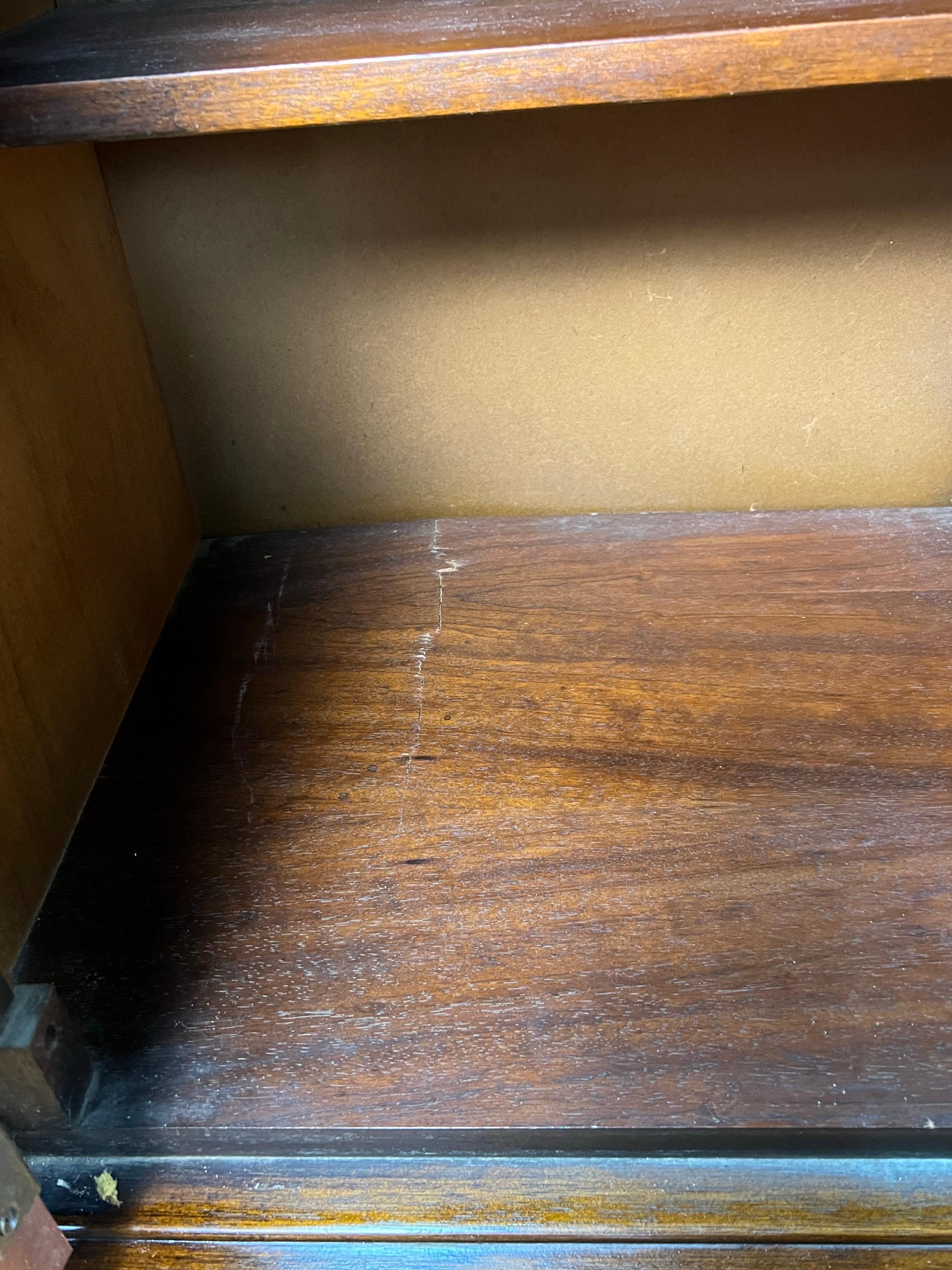 Pulaski Furniture Corporation 'Oceanic' Anrichte aus Nussbaumholz mit Skulpturen im Angebot 6