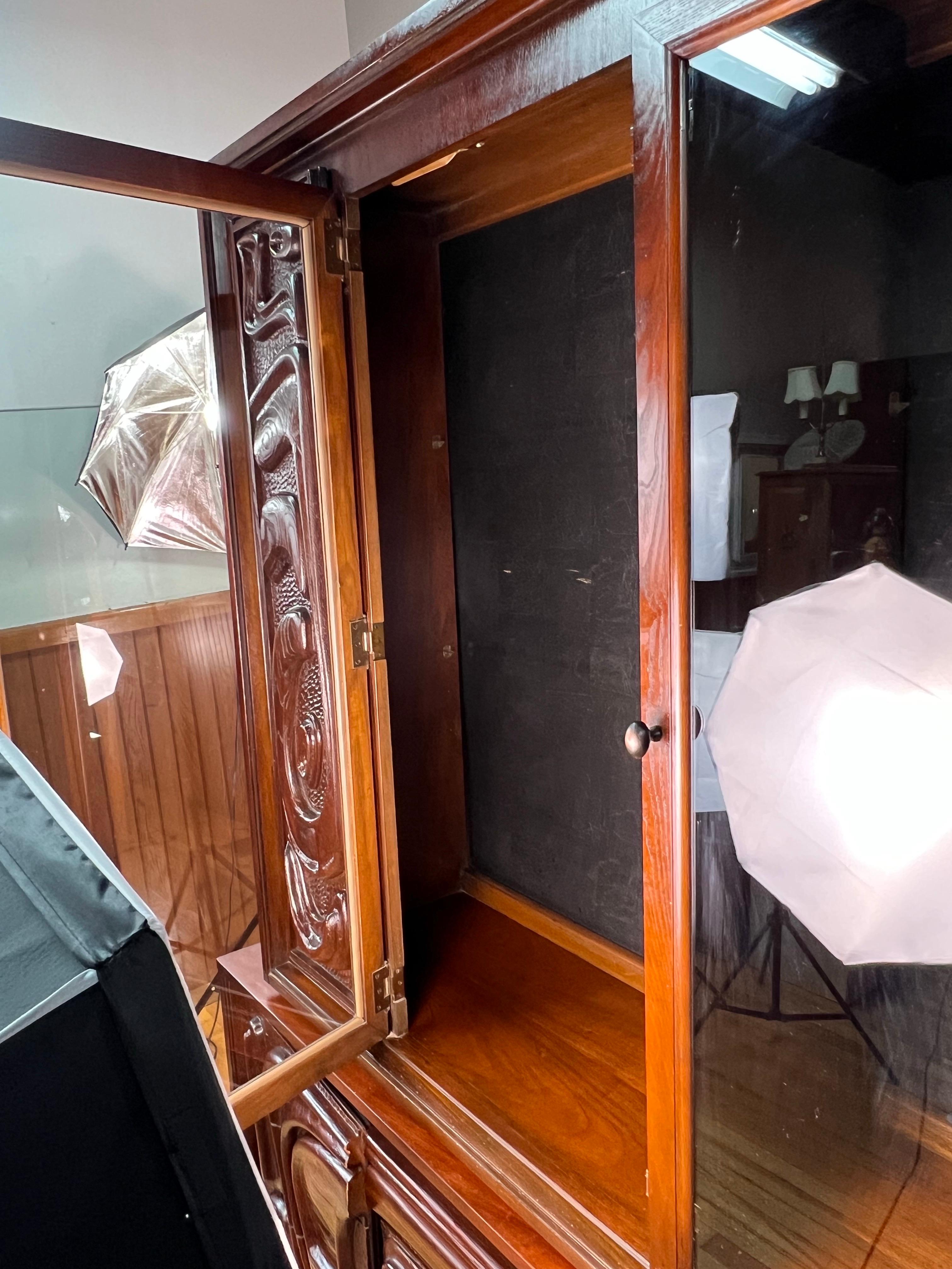 Pulaski Furniture Corporation 'Oceanic' Anrichte aus Nussbaumholz mit Skulpturen im Angebot 7