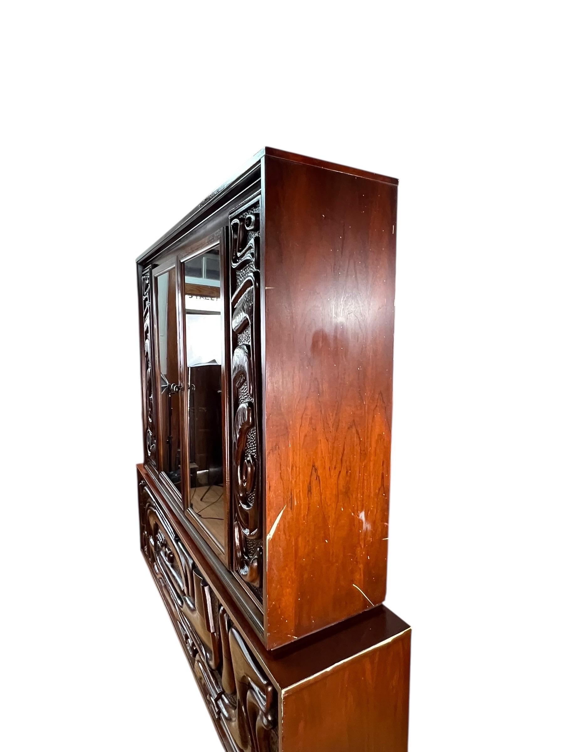 Pulaski Furniture Corporation 'Oceanic' Anrichte aus Nussbaumholz mit Skulpturen im Angebot 8