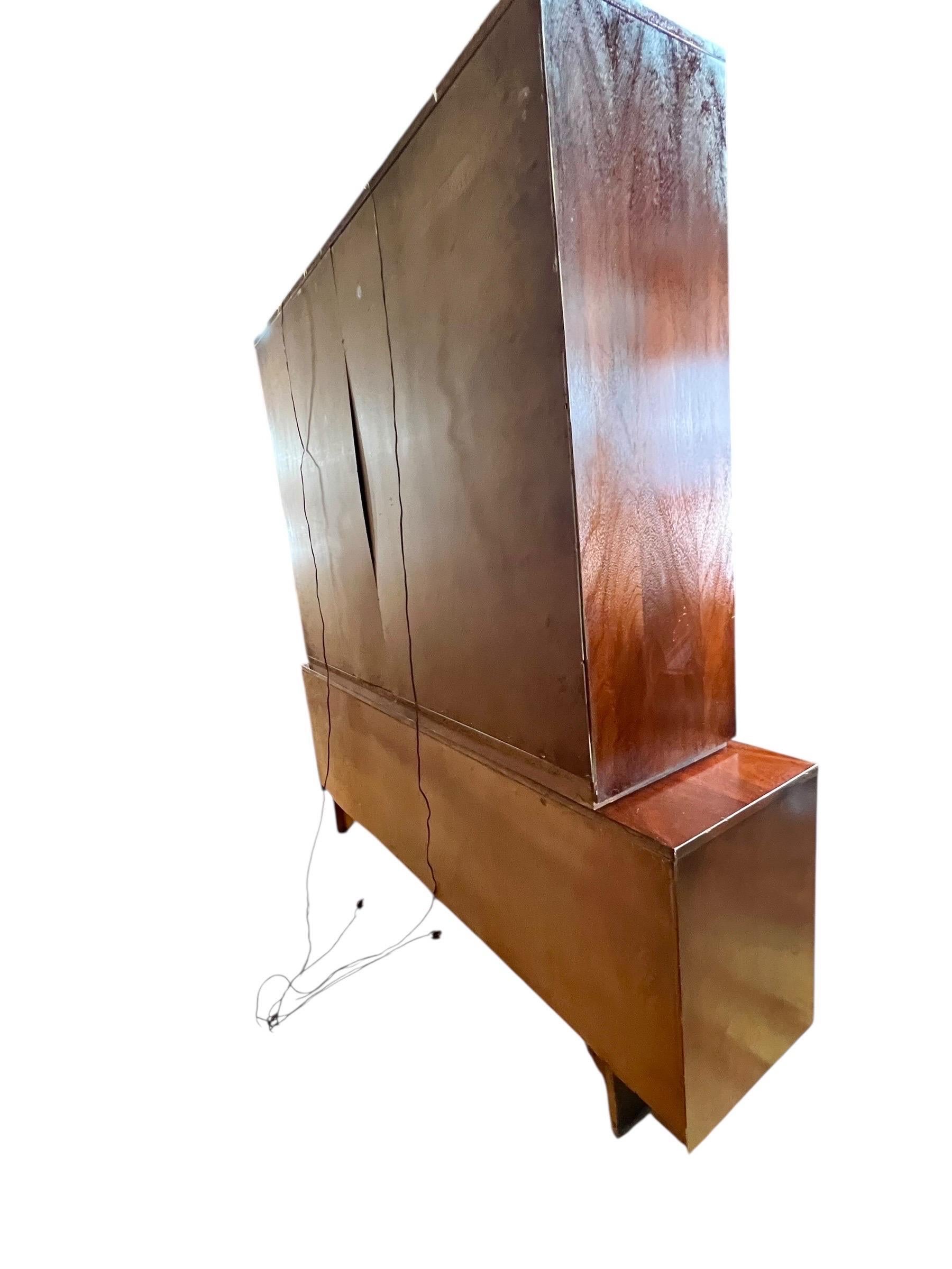 Pulaski Furniture Corporation 'Oceanic' Anrichte aus Nussbaumholz mit Skulpturen im Angebot 9