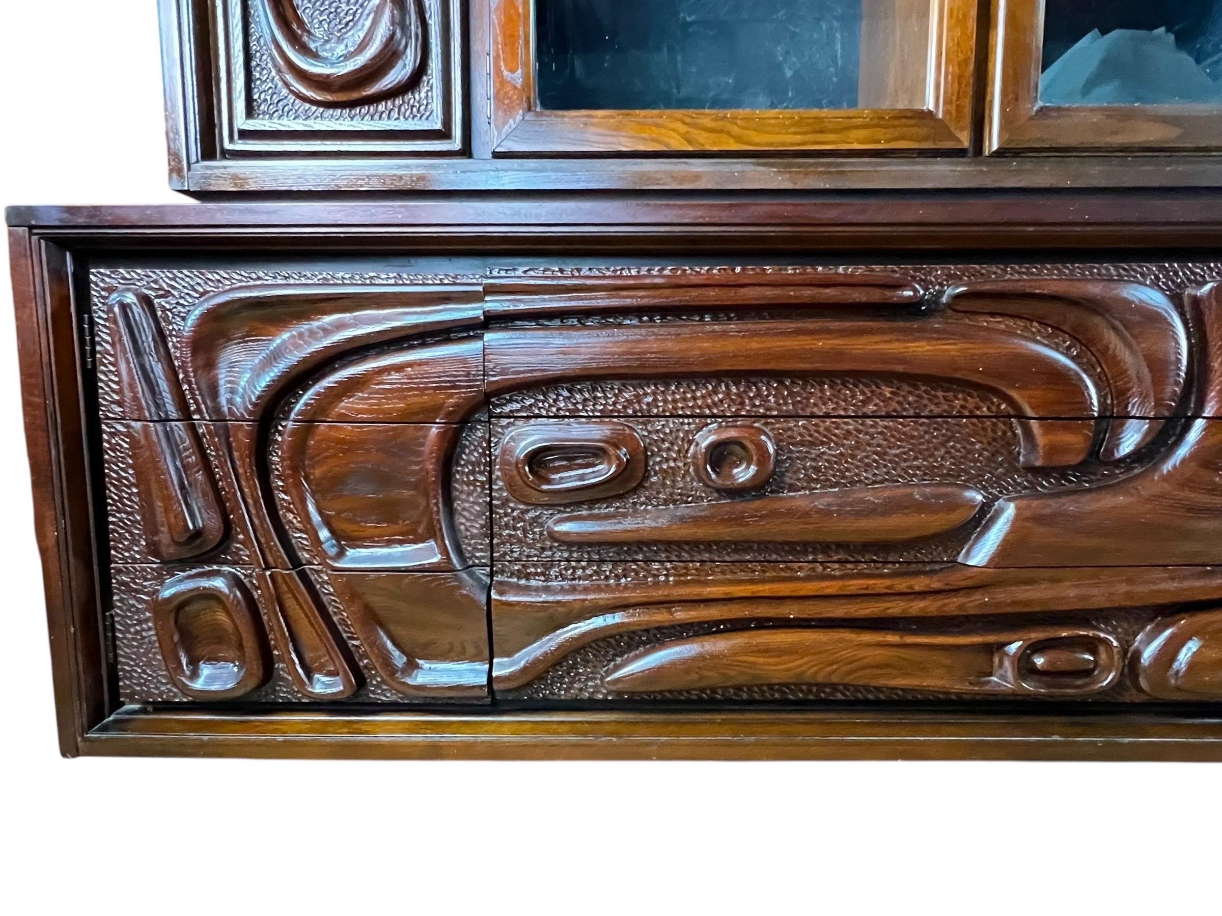 Zu verkaufen ist diese sehr schwer zu finden große Pulaski Furniture Corporation 'Oceanic' Sculpted Walnut Anrichte und Hutch 1960er Jahren. Der Aufsatz der Kommode besteht aus zwei Teilen, die jeweils mit zwei Glasböden und einer Deckenleuchte