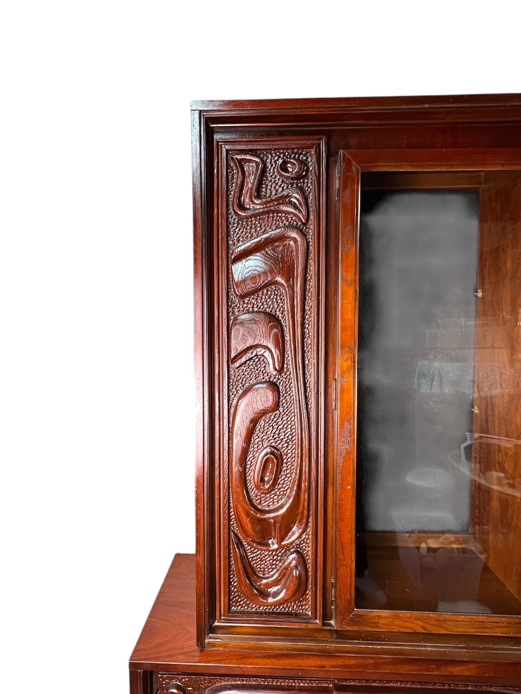 Pulaski Furniture Corporation 'Oceanic' Anrichte aus Nussbaumholz mit Skulpturen (Moderne der Mitte des Jahrhunderts) im Angebot