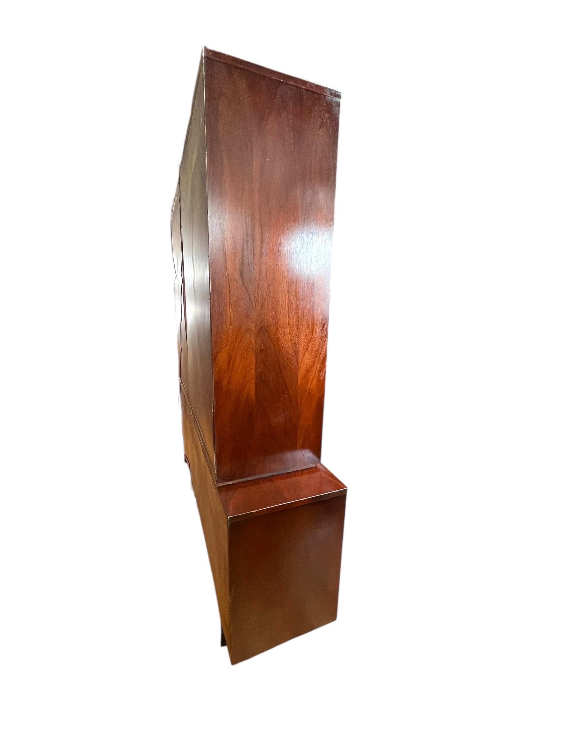 Pulaski Furniture Corporation 'Oceanic' Anrichte aus Nussbaumholz mit Skulpturen (Unbekannt) im Angebot