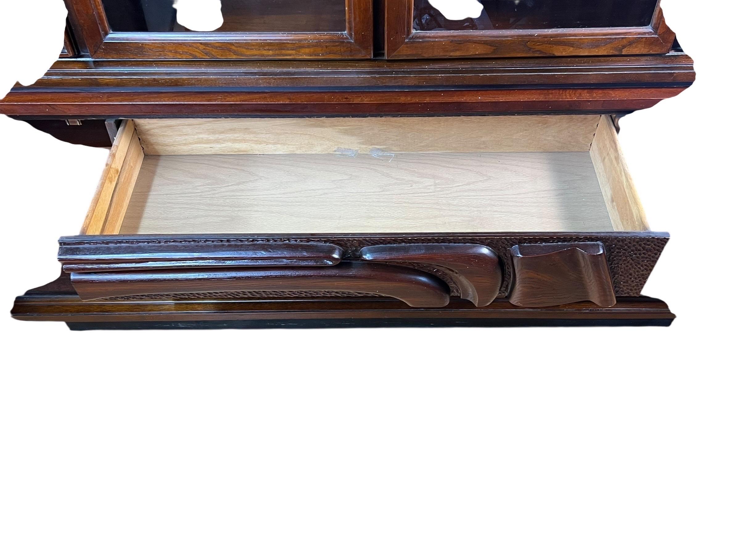 Pulaski Furniture Corporation 'Oceanic' Anrichte aus Nussbaumholz mit Skulpturen (Mitte des 20. Jahrhunderts) im Angebot